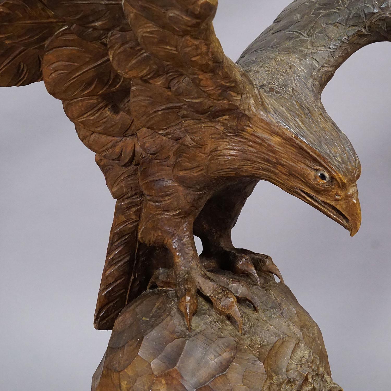 Gran estatua tallada a mano de un águila, Black Forest ca. 1900 Madera en venta