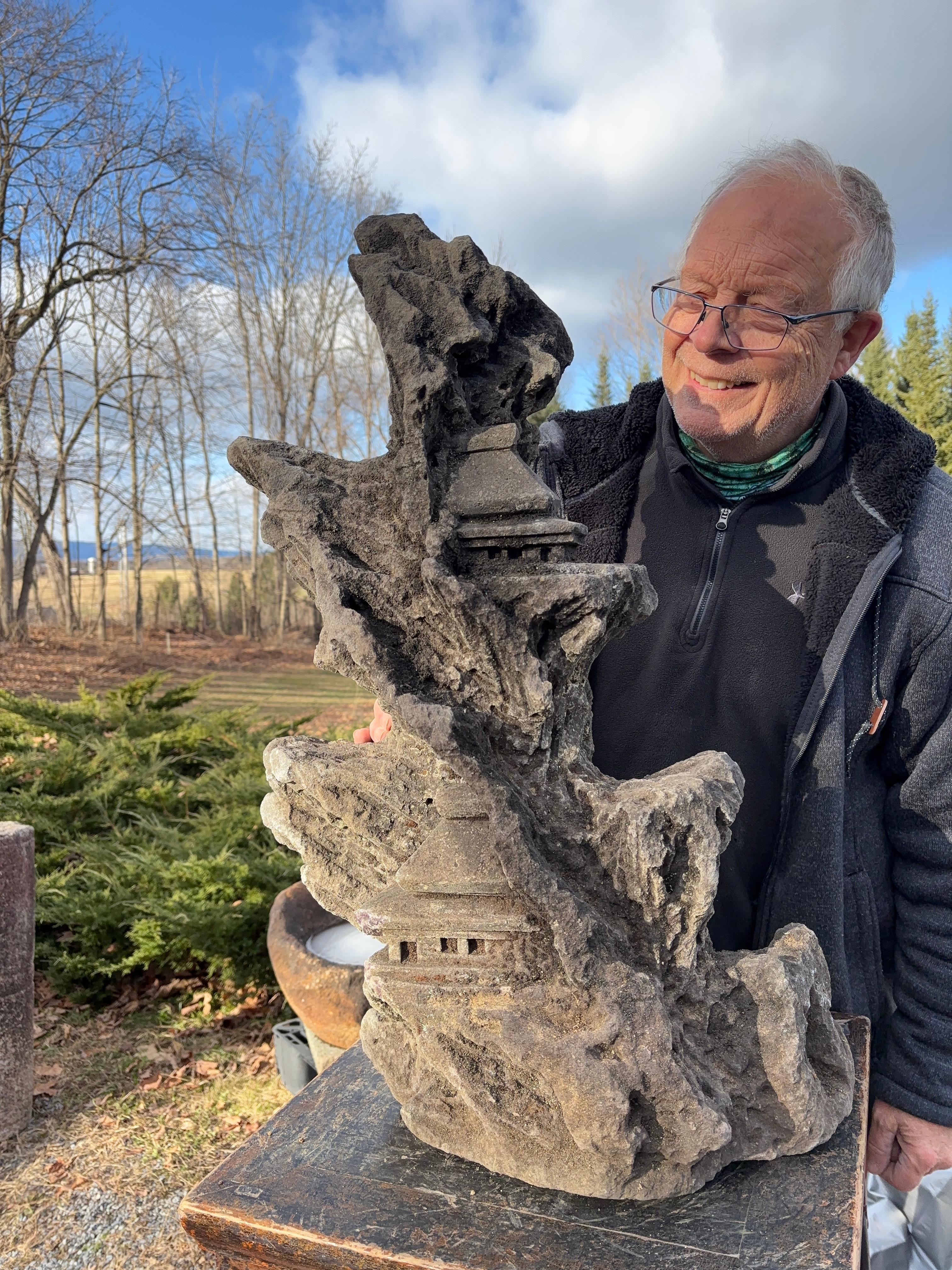 Si tratta di un esemplare alto 32 pollici, scolpito a mano, di una vecchia pietra panoramica nera o scholar rock che abbiamo trovato in un giardino giapponese del sud.

Nota gli splendidi intagli dei padiglioni multipli.

Dimensioni notevoli: 32