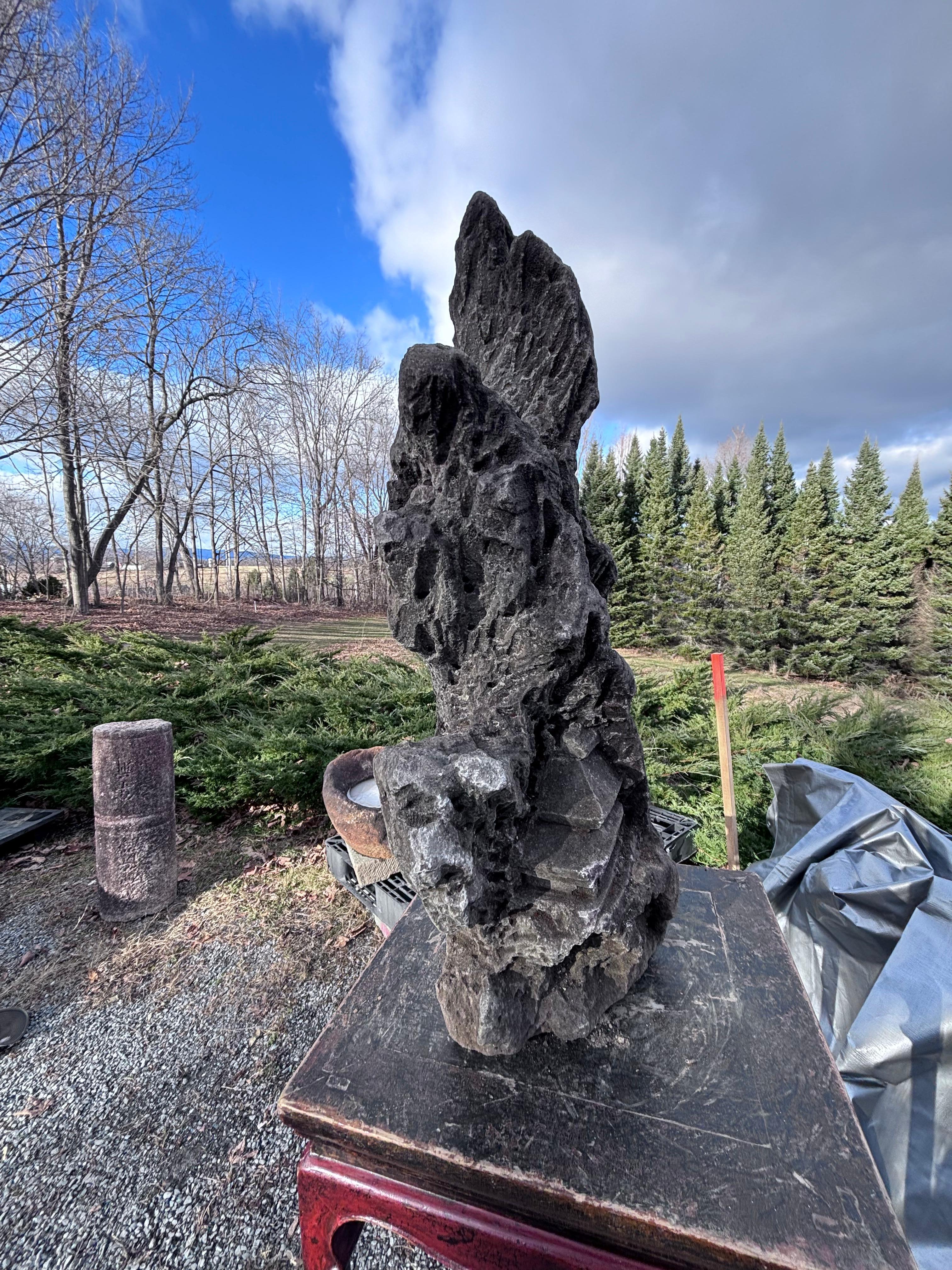 Grande pietra scolpita a mano con padiglioni dell'antico Giappone In condizioni buone a South Burlington, VT