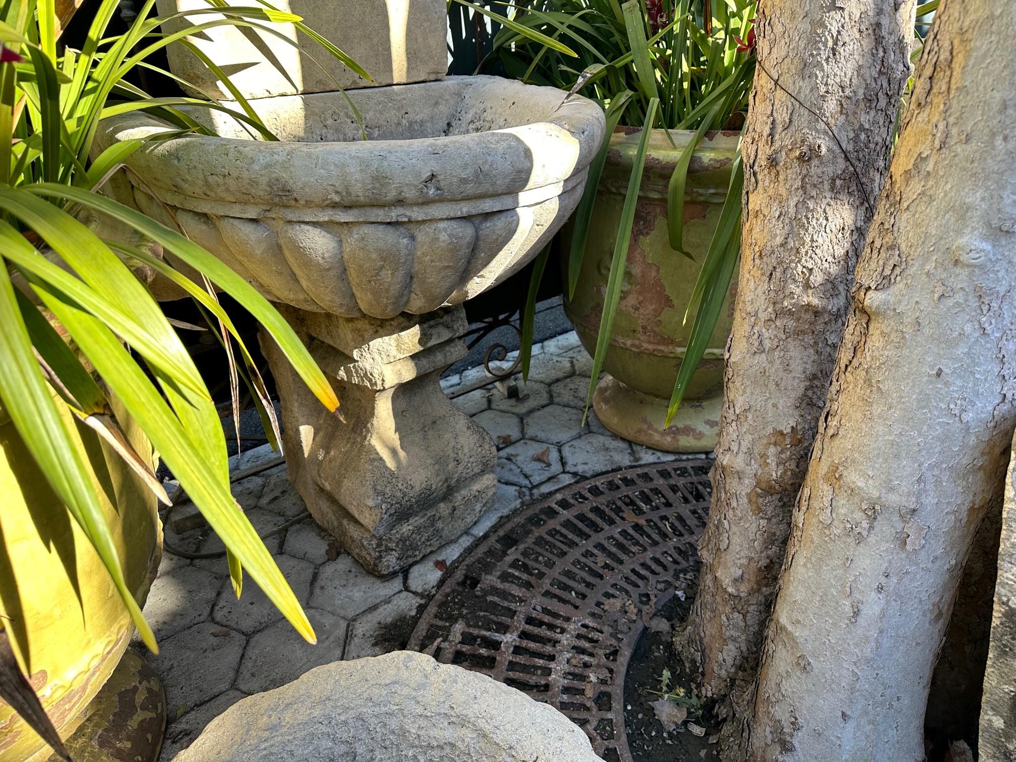 Große Hand Carved Stone Sink Basin Wall Fountain Bowl & Sockel Basis Antique CA (Französisch) im Angebot