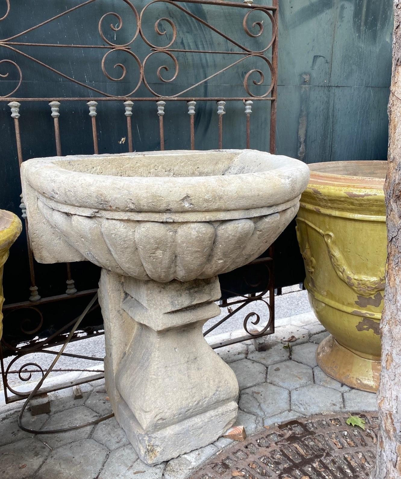Große Hand Carved Stone Sink Basin Wall Fountain Bowl & Sockel Basis Antique CA (Geschnitzt) im Angebot