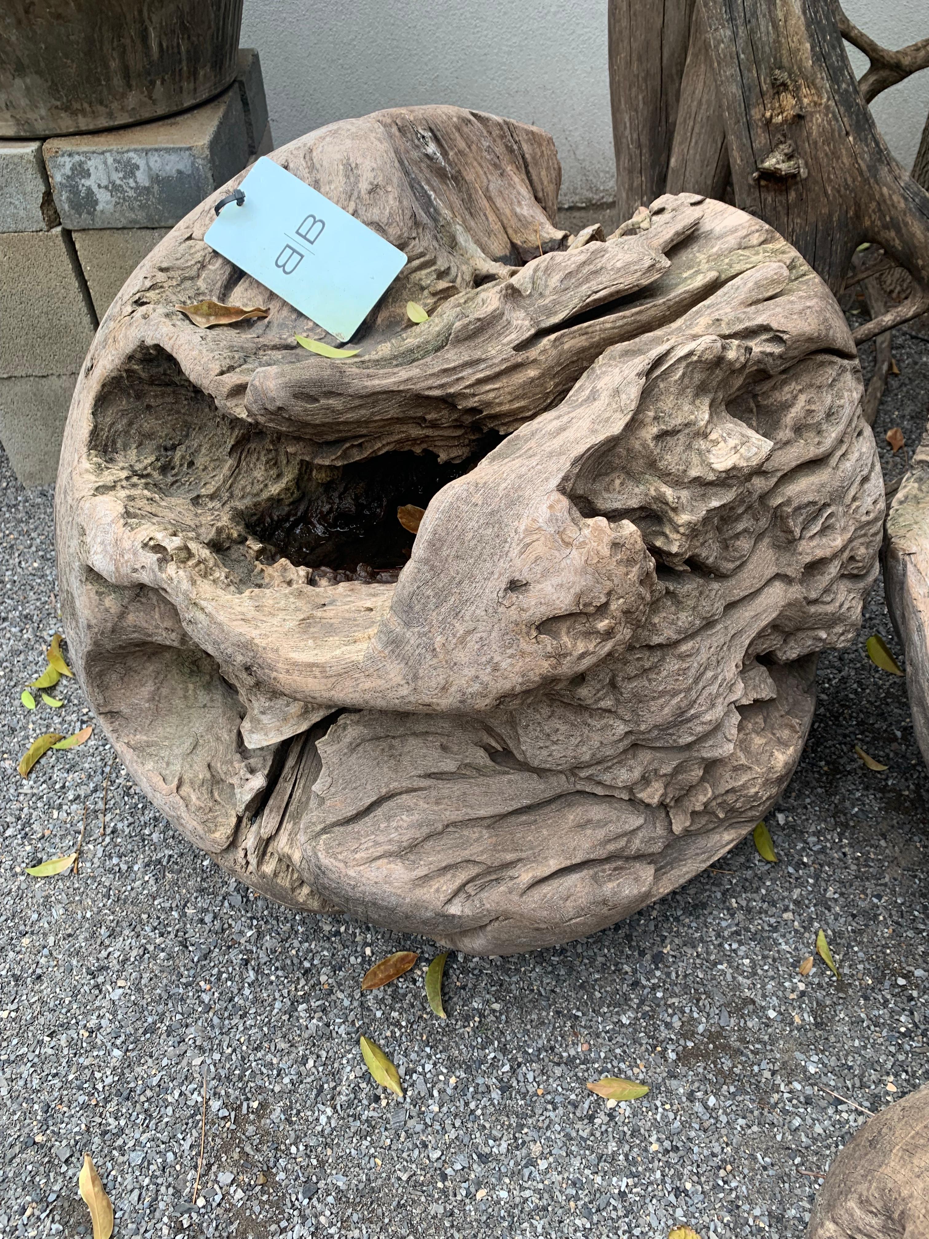 XXIe siècle et contemporain Grande boule de teck sculptée à la main