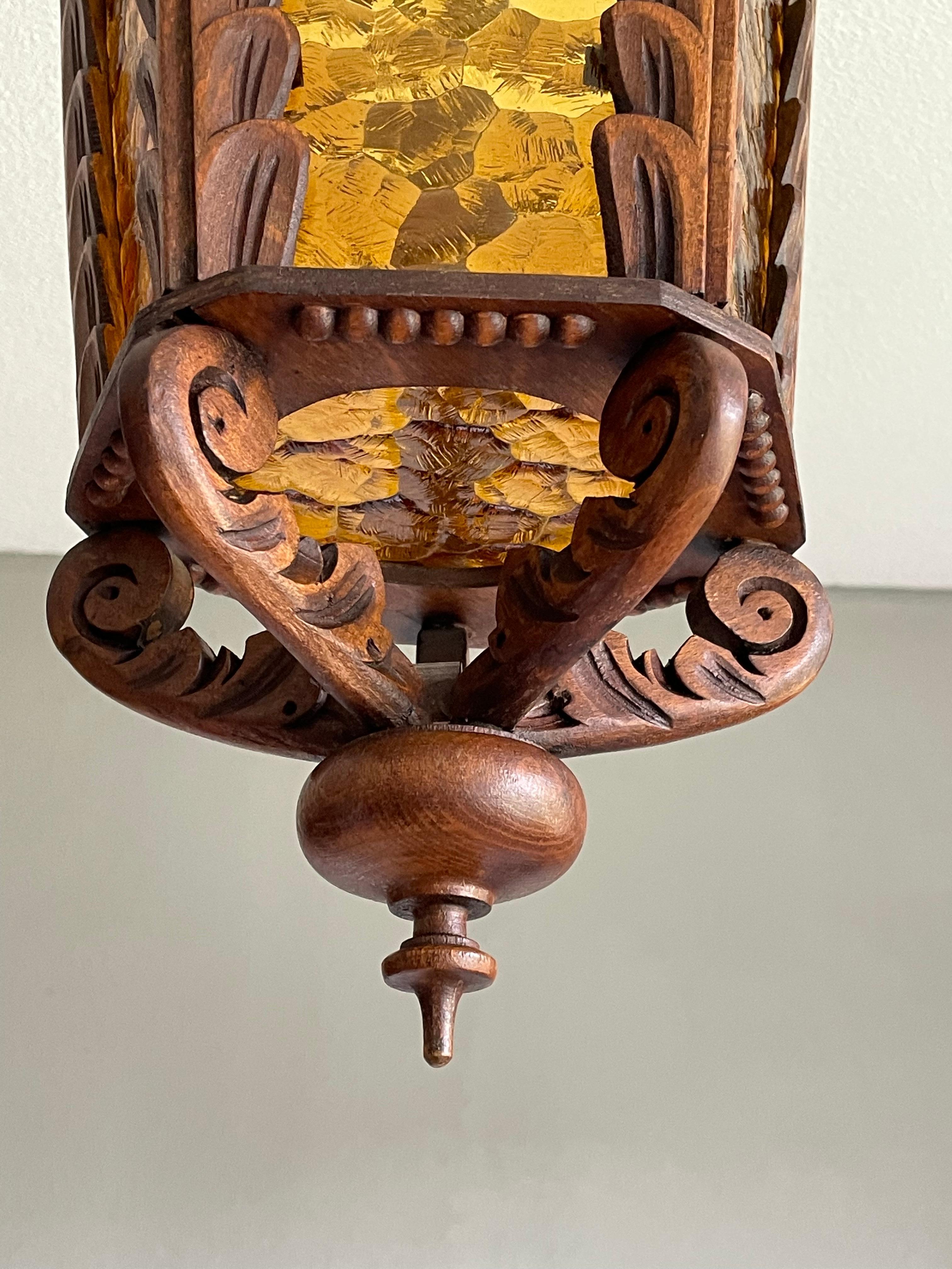 Grande lampe à suspension/lanterne vintage en bois sculptée à la main avec panneaux en verre ambré en vente 7