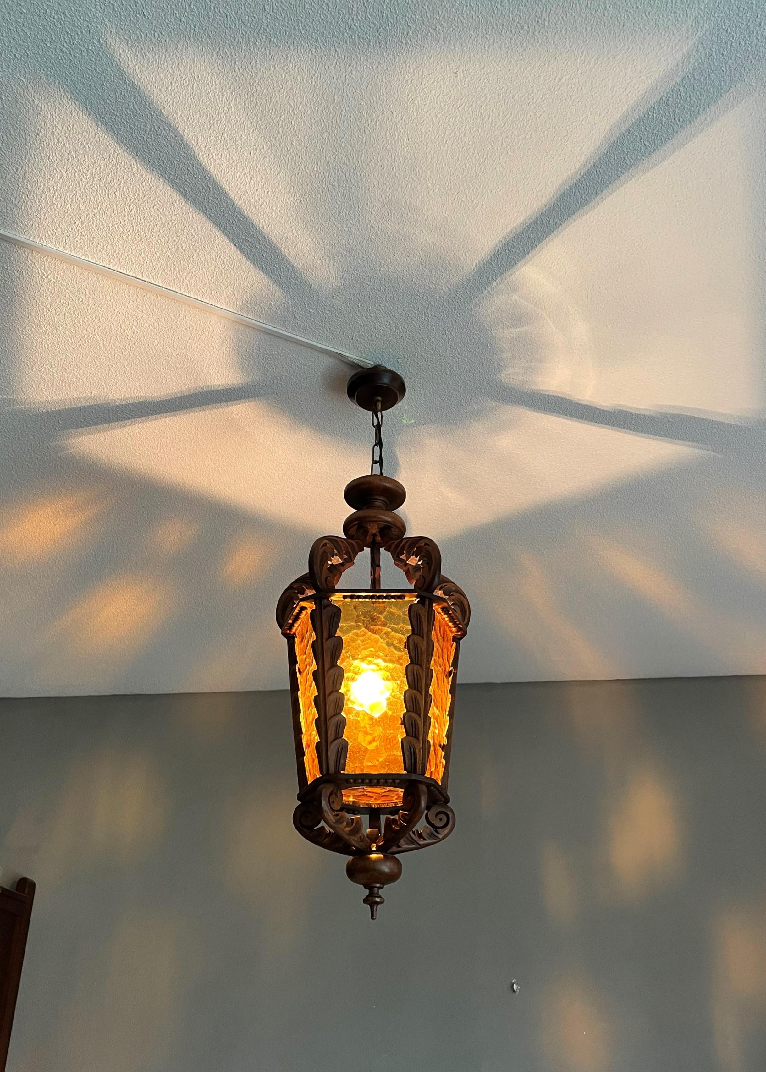 Grande lampe à suspension/lanterne vintage en bois sculptée à la main avec panneaux en verre ambré en vente 9