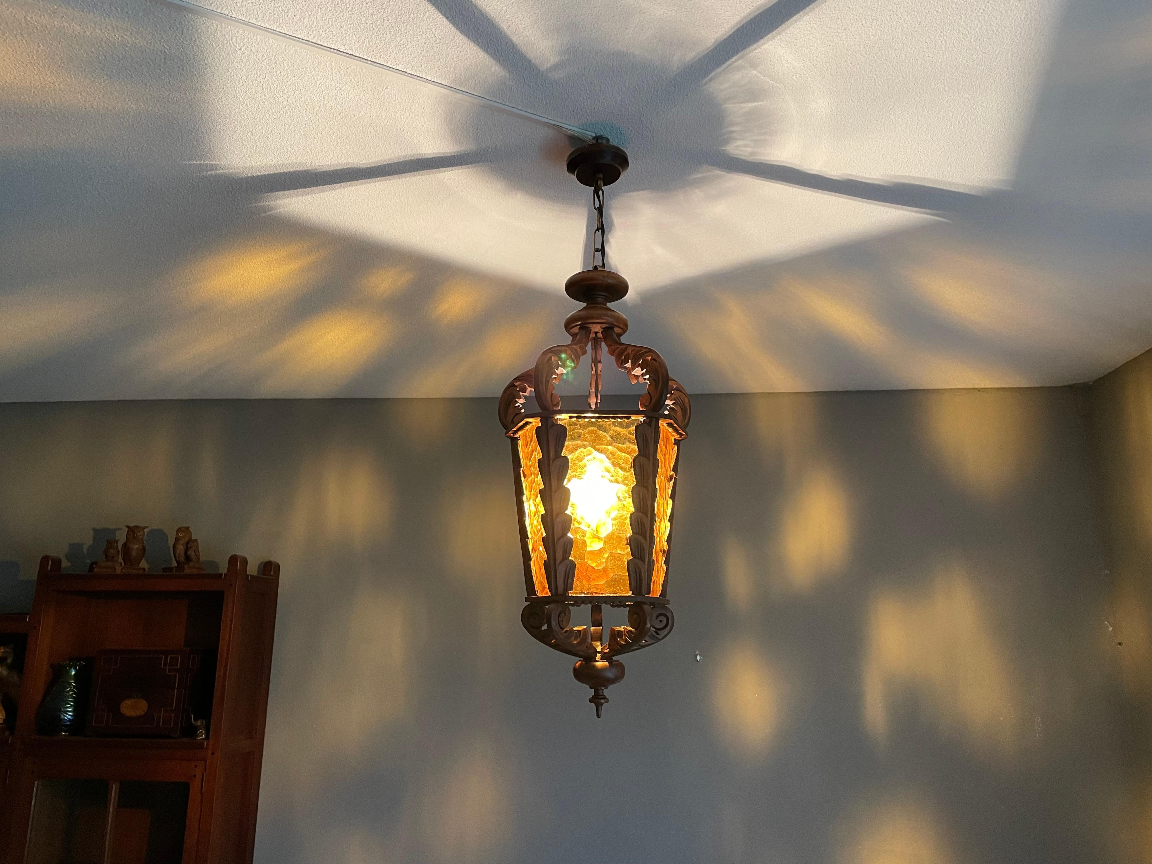 Grande lampe à suspension/lanterne vintage en bois sculptée à la main avec panneaux en verre ambré en vente 11