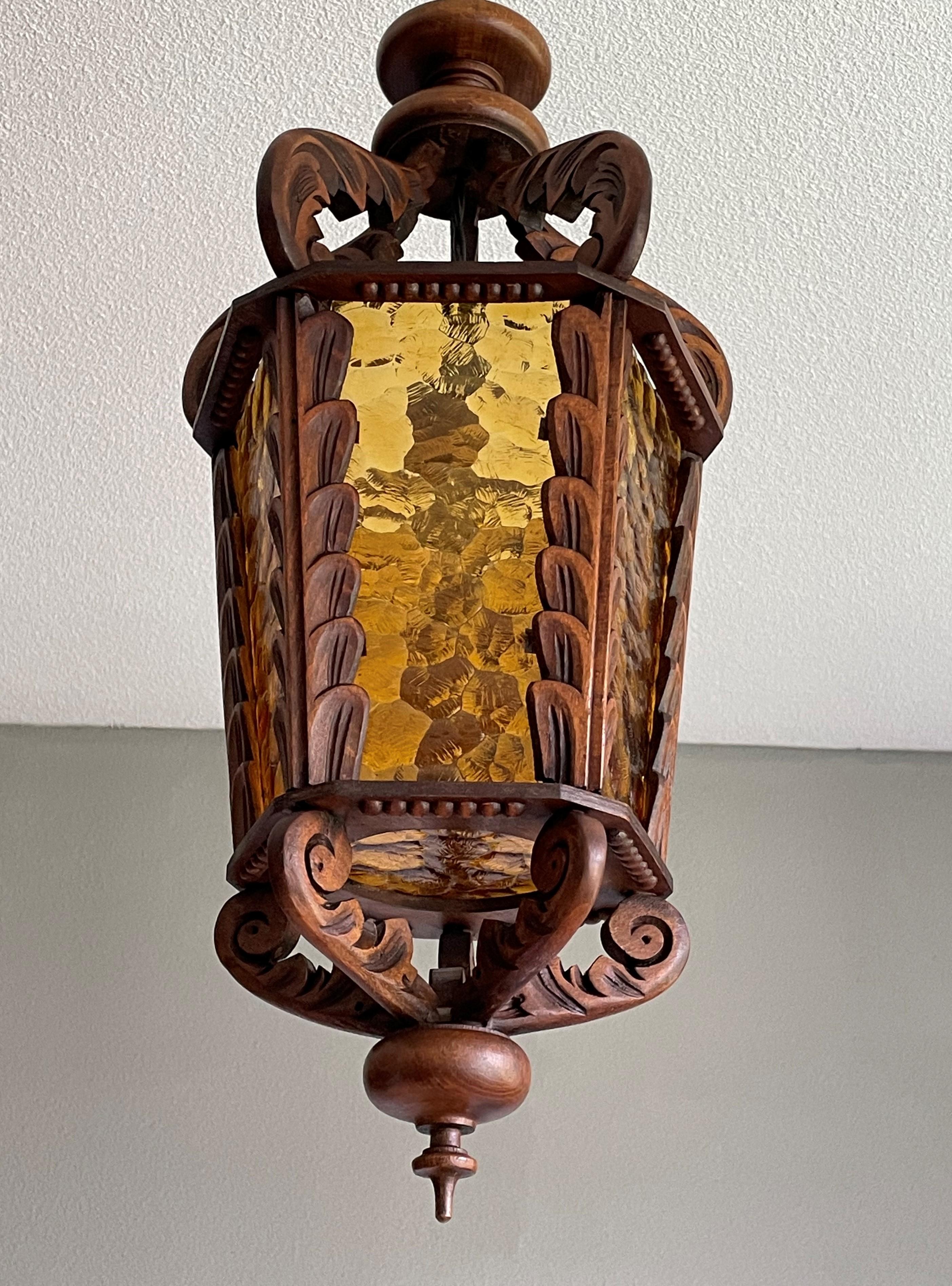 Große handgeschnitzte Vintage-Hängelampe/Laterne aus Holz mit Bernsteinglasplatten im Zustand „Hervorragend“ im Angebot in Lisse, NL