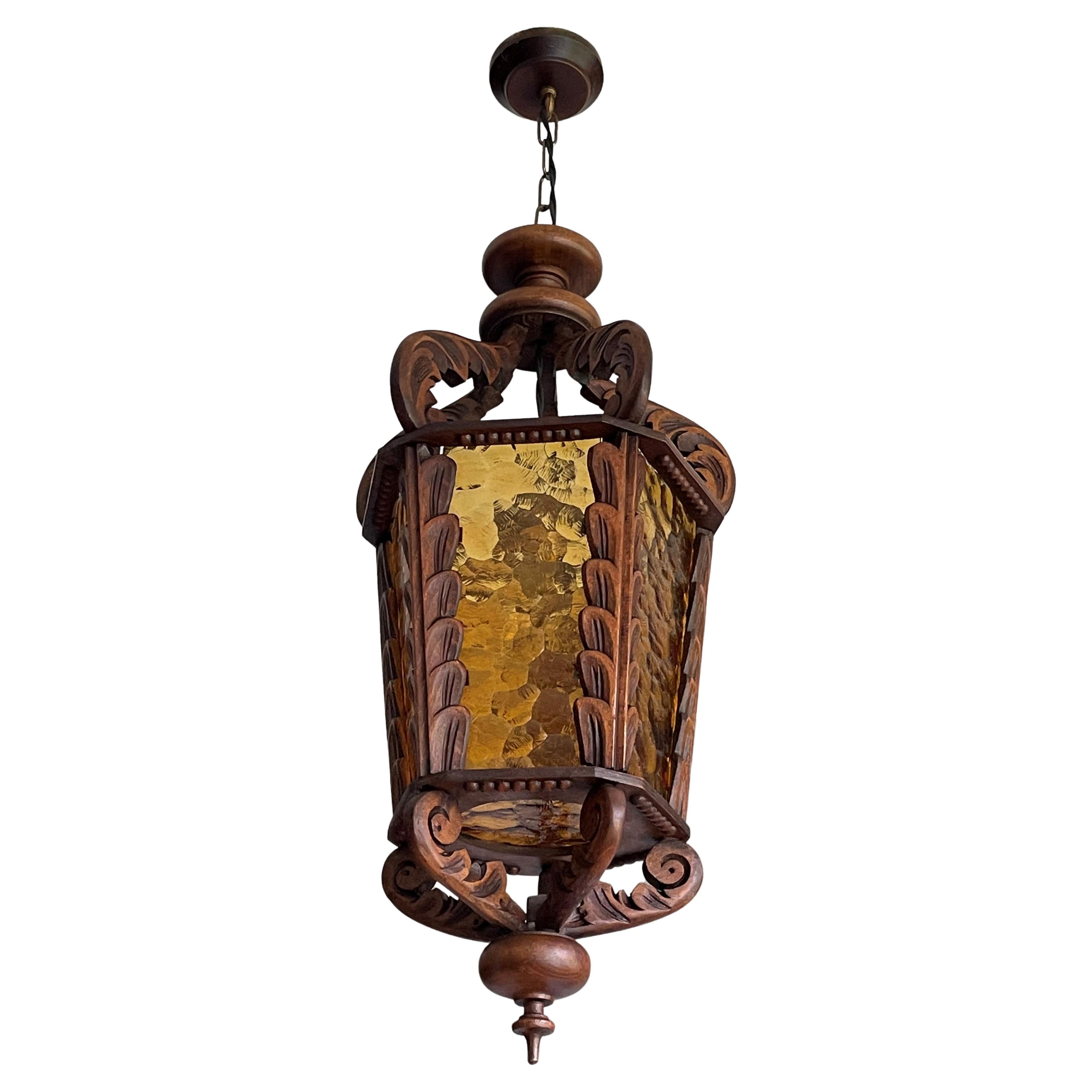 Grande lampe à suspension/lanterne vintage en bois sculptée à la main avec panneaux en verre ambré en vente