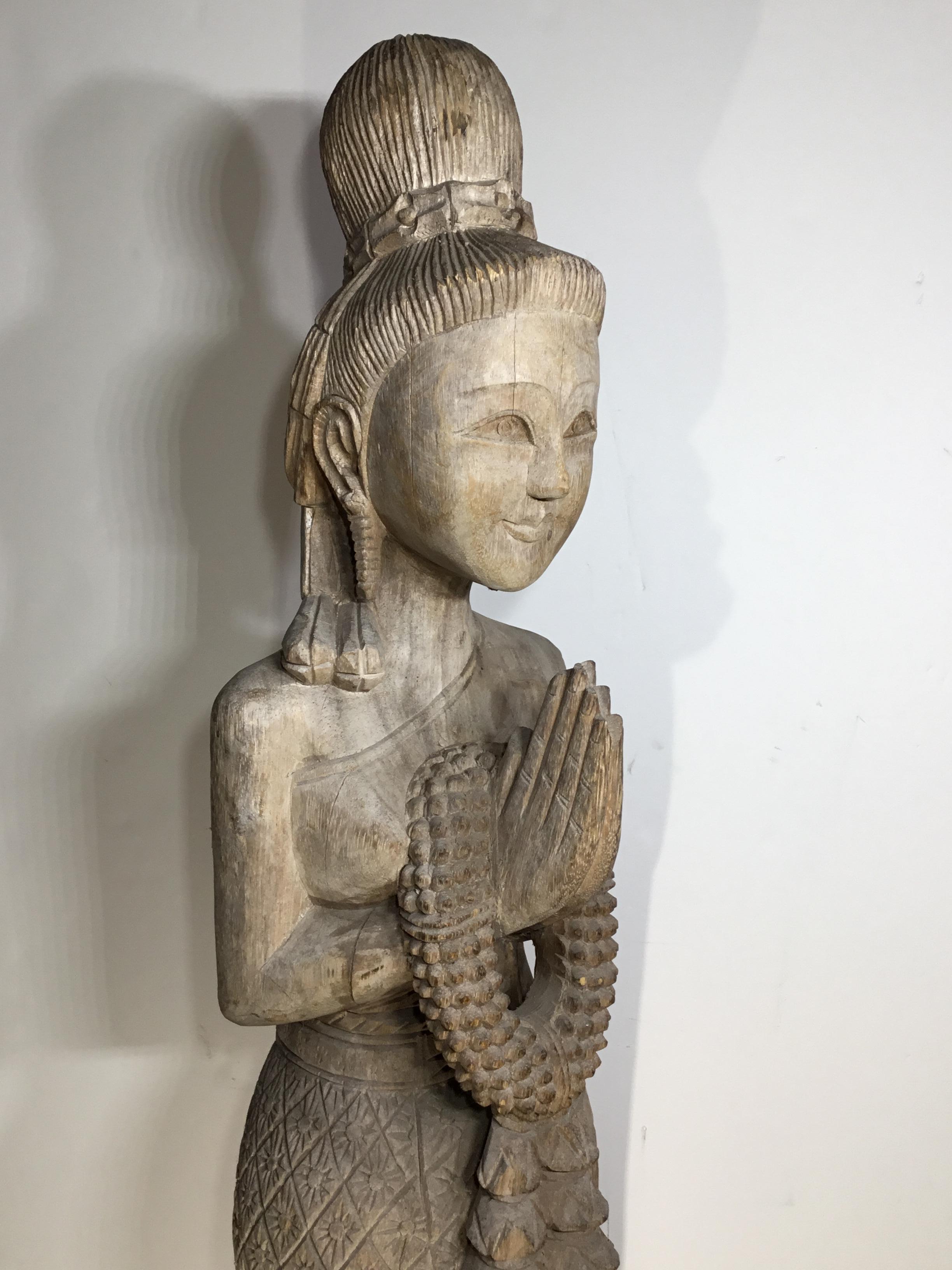 Grande statue ancienne de Quan Yin en bois sculpté à la main 6