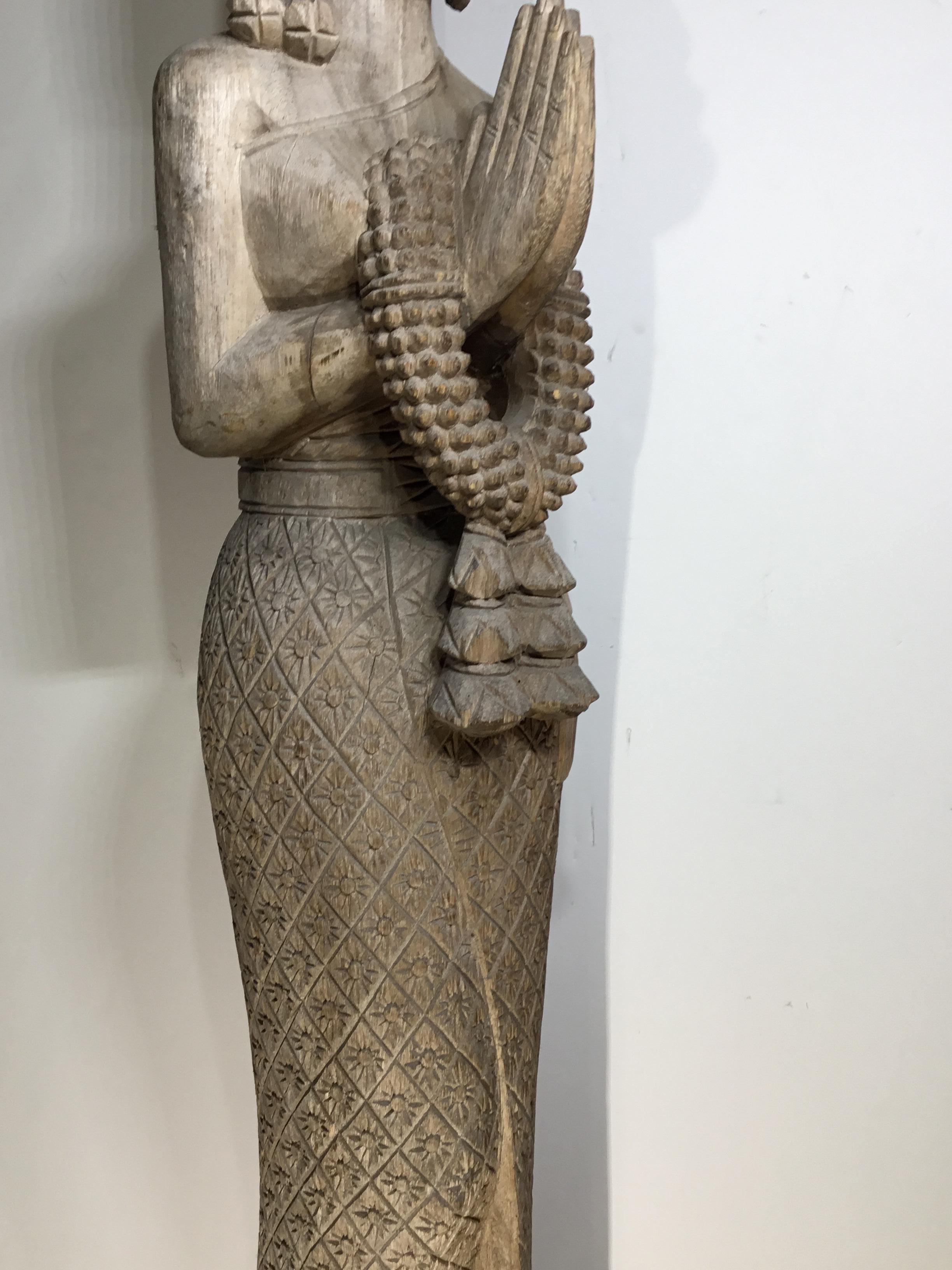 Grande statue ancienne de Quan Yin en bois sculpté à la main 7