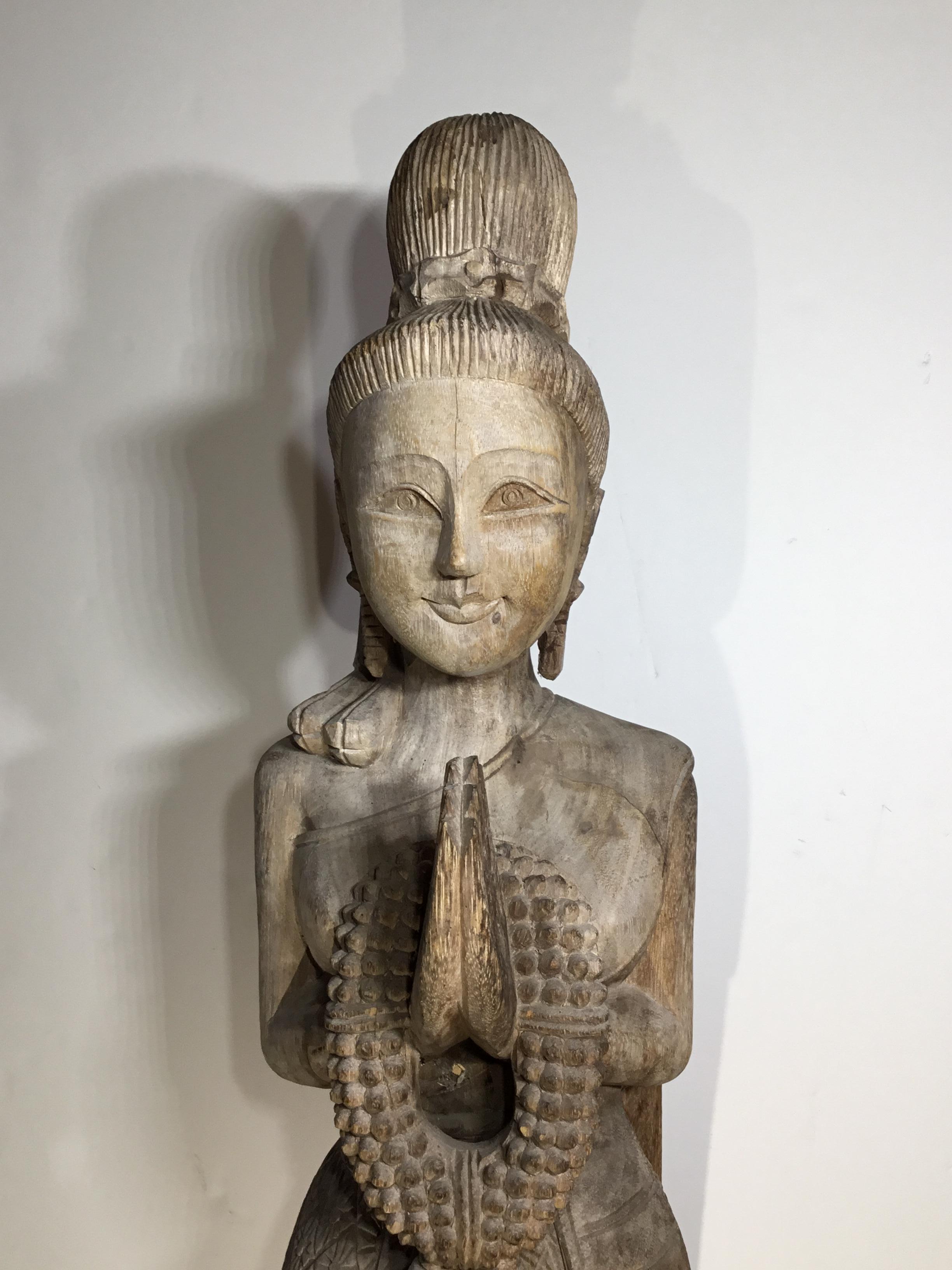 Grande statue ancienne de Quan Yin en bois sculpté à la main 8