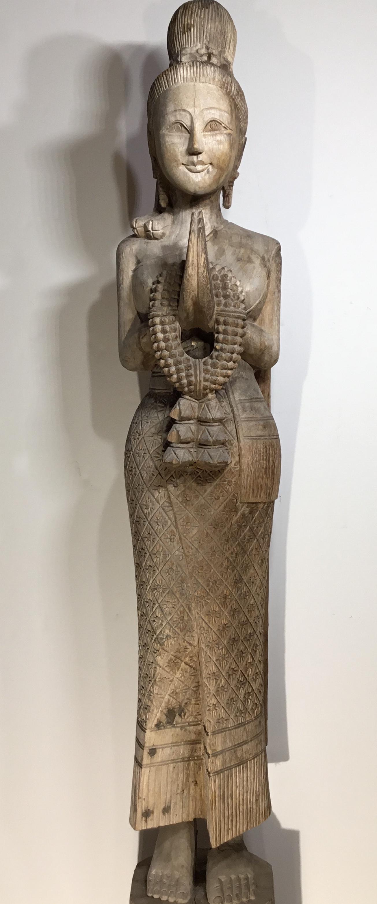 Grande statue ancienne de Quan Yin en bois sculpté à la main 9