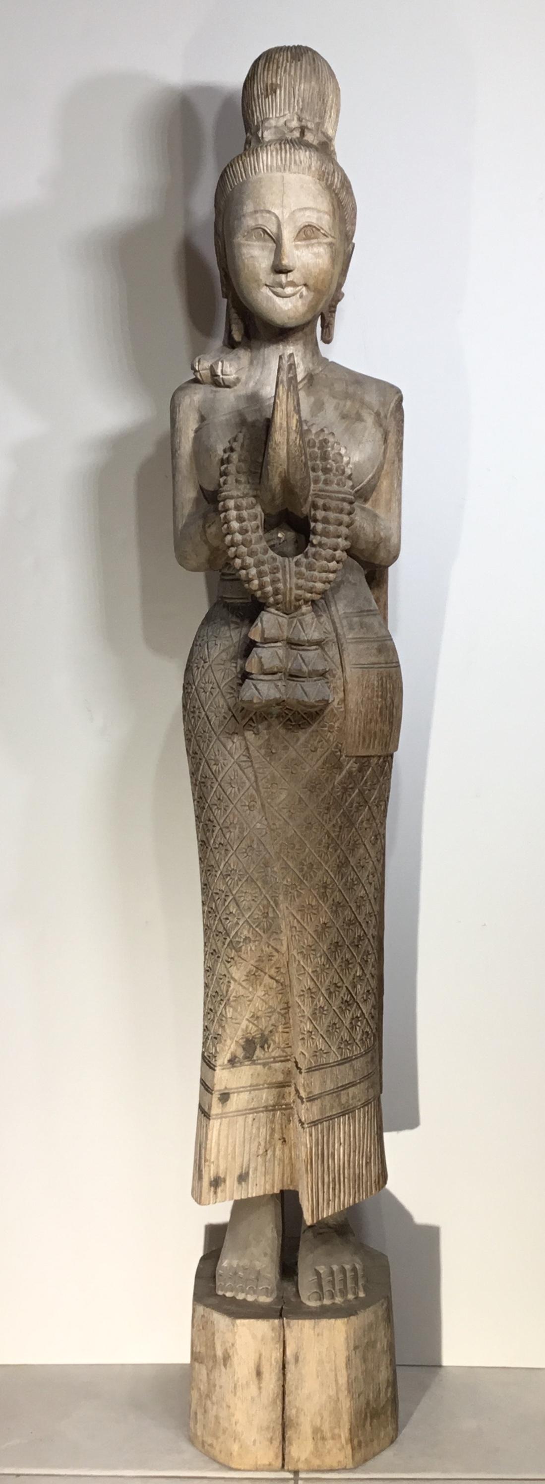 Début du 20ème siècle Grande statue ancienne de Quan Yin en bois sculpté à la main