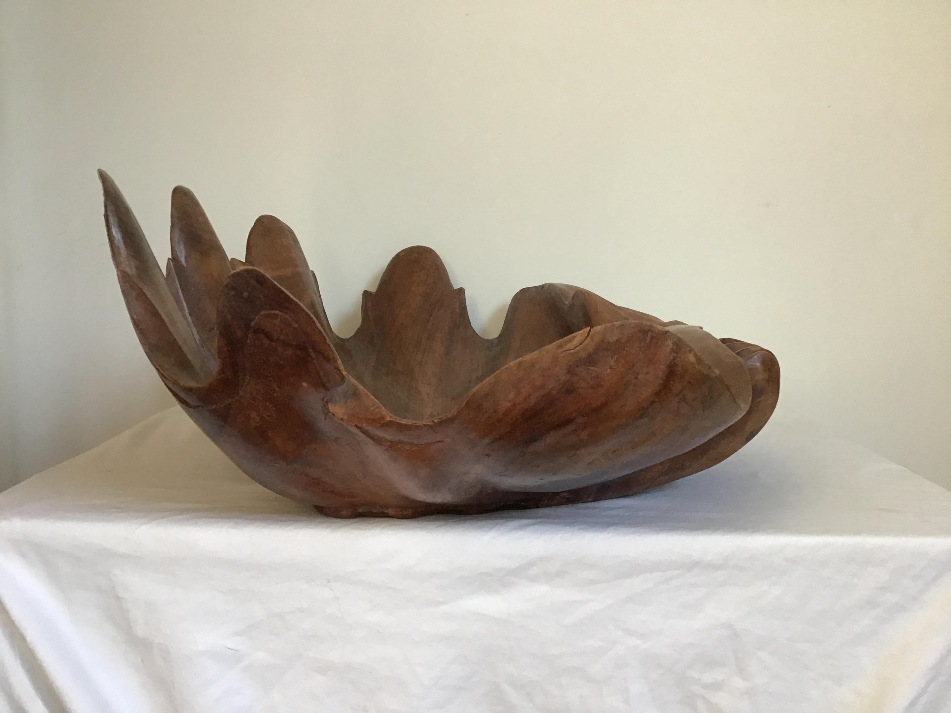 Large Hand Carved Wood Clam Shell In Good Condition In Tarrytown, NY