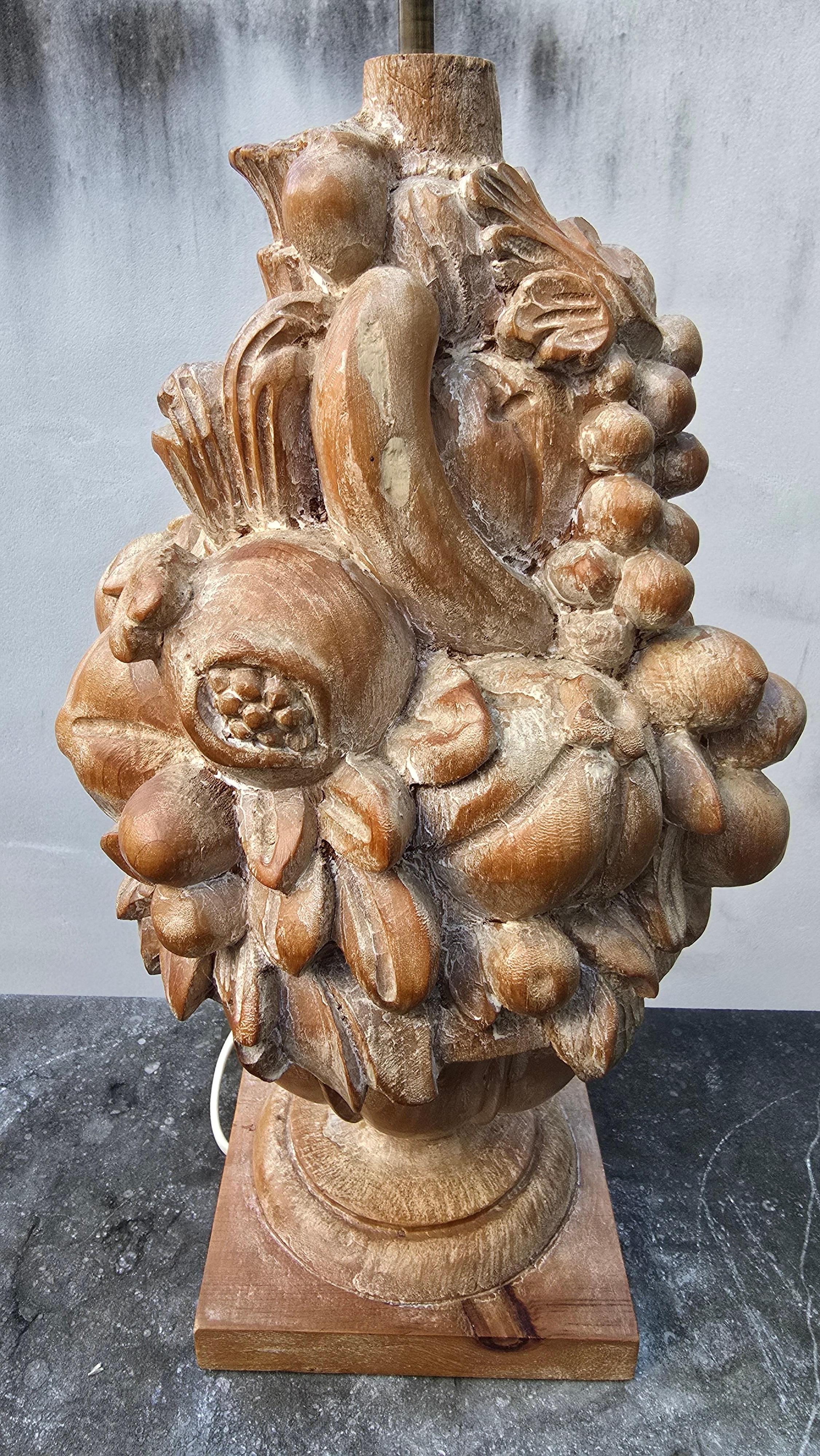 Große handgeschnitzte hölzerne Obsttrophäe Tischlampe, Italien oder Frankreich, 1950er Jahre im Zustand „Gut“ im Angebot in Antwerp, BE