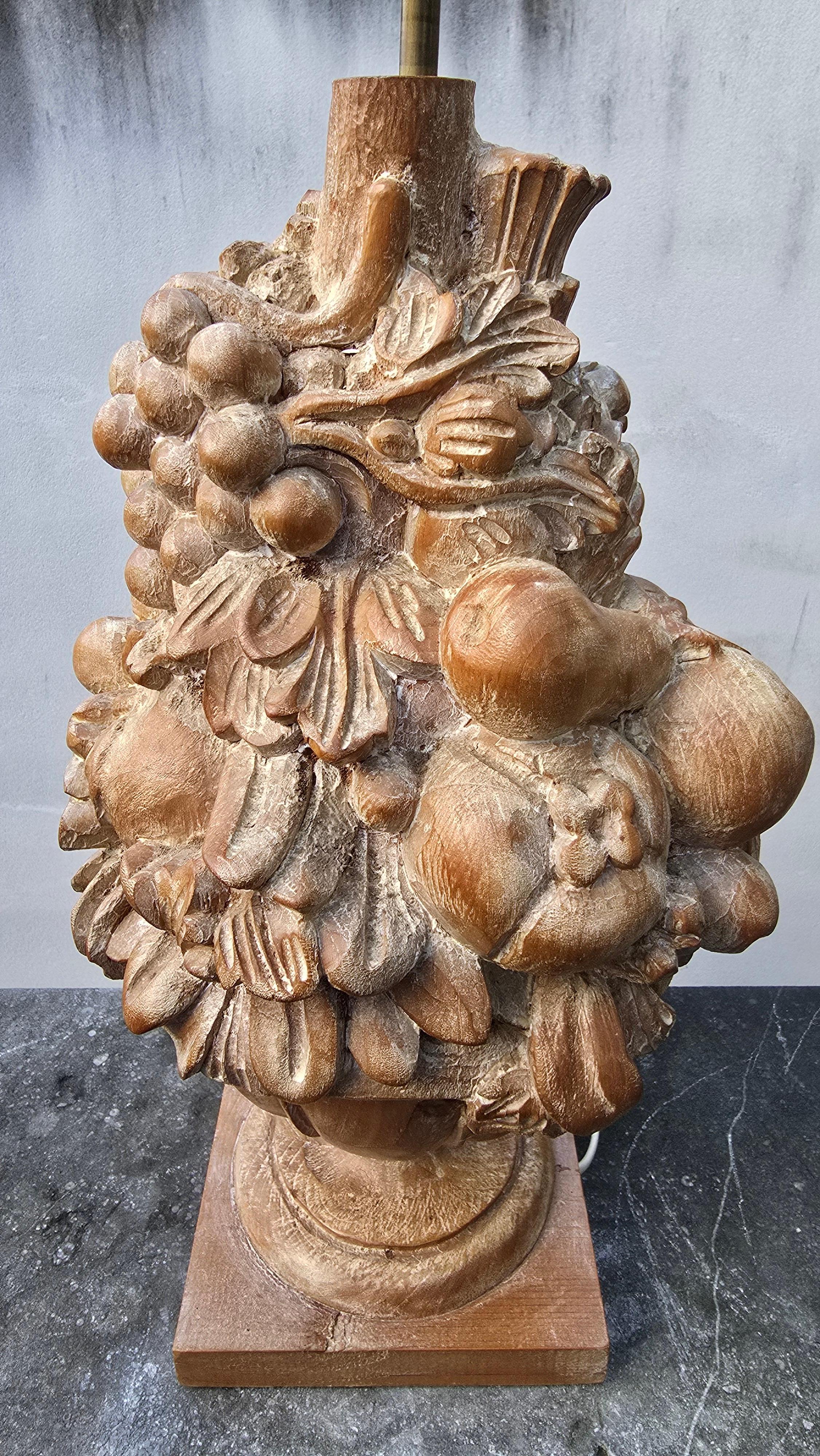 Große handgeschnitzte hölzerne Obsttrophäe Tischlampe, Italien oder Frankreich, 1950er Jahre (20. Jahrhundert) im Angebot