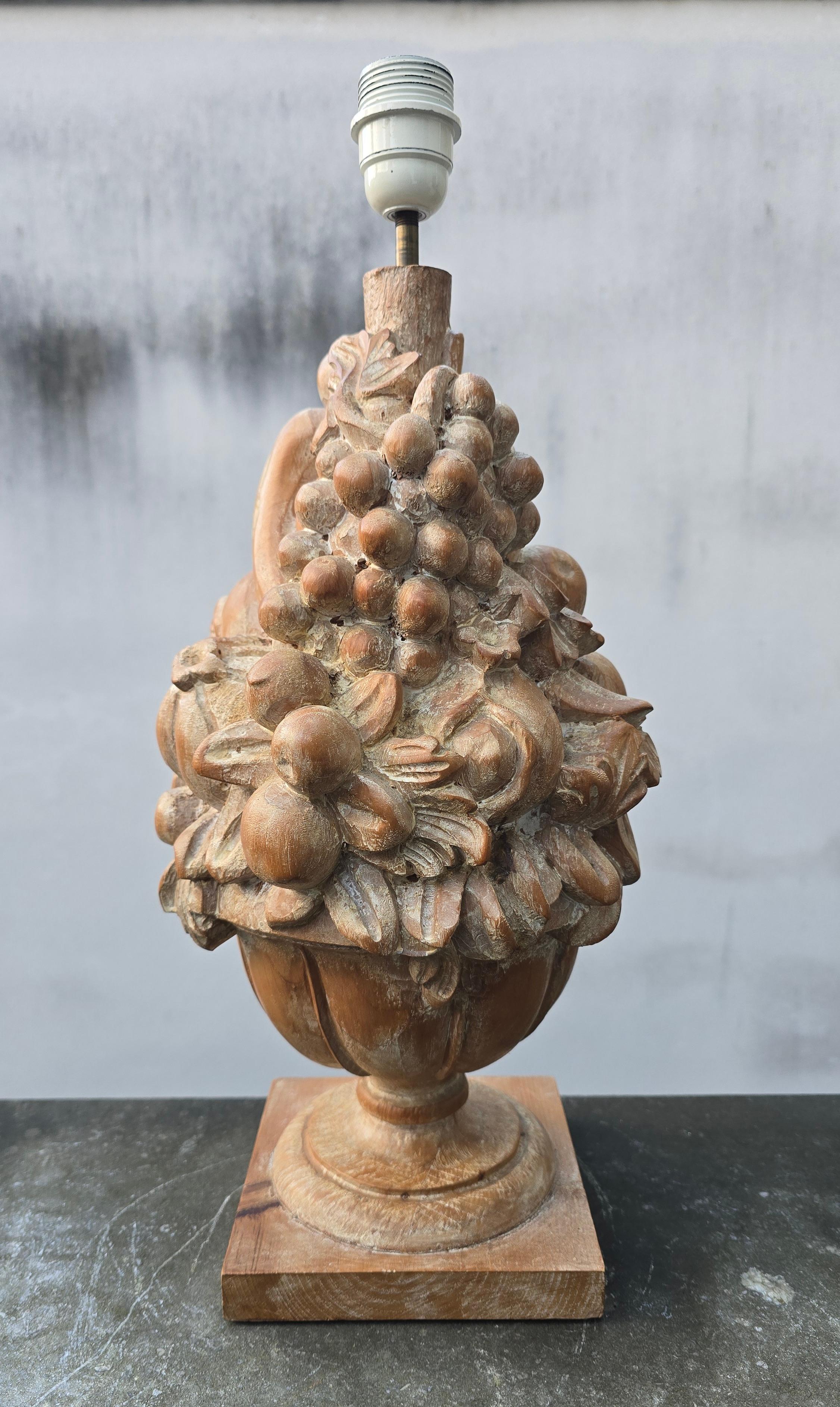 Große handgeschnitzte hölzerne Obsttrophäe Tischlampe, Italien oder Frankreich, 1950er Jahre (Holz) im Angebot