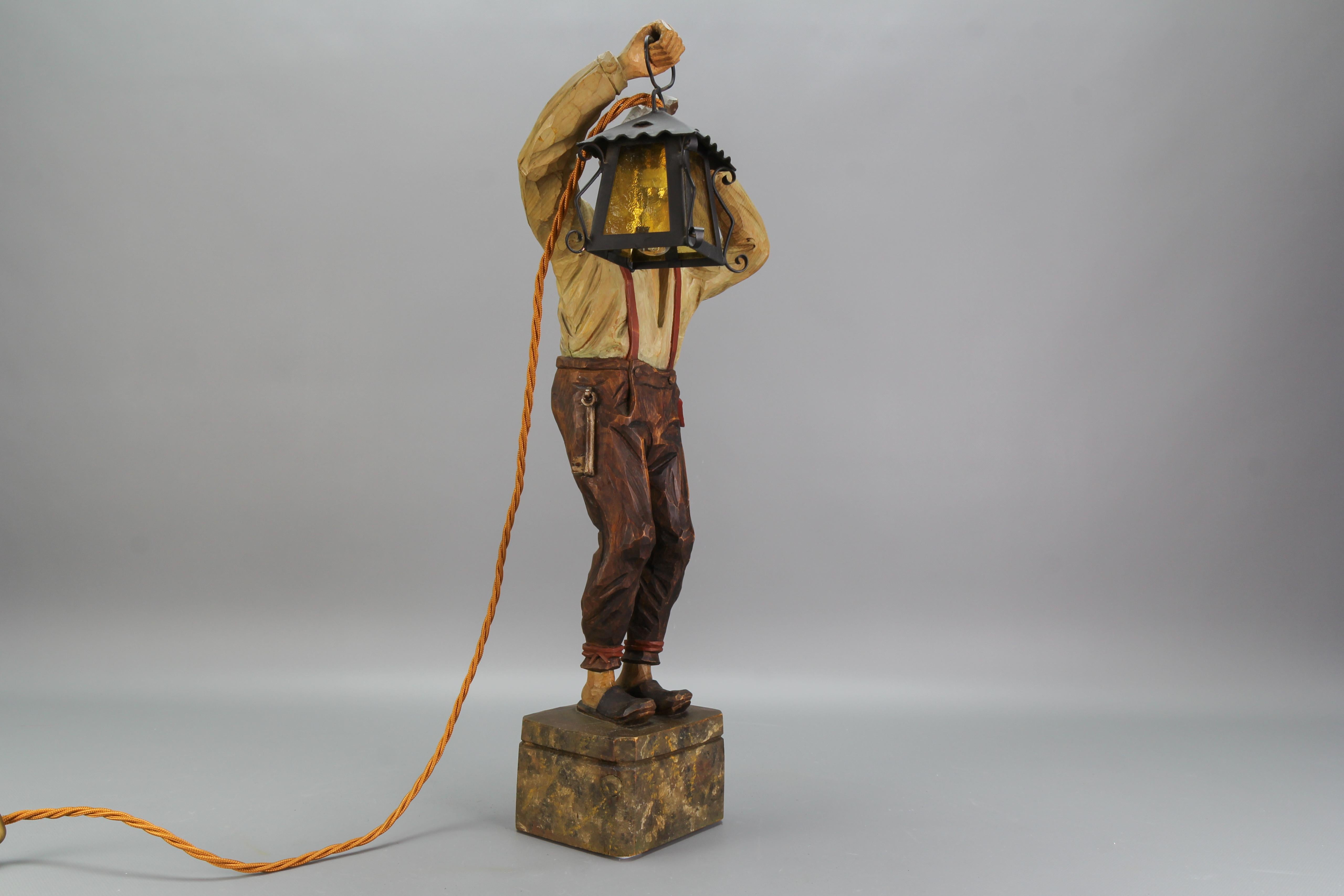 Große handgeschnitzte Holzlampenskulptur eines Mannes mit einer Laterne aus Holz, Deutschland, 1930er Jahre (Metall) im Angebot