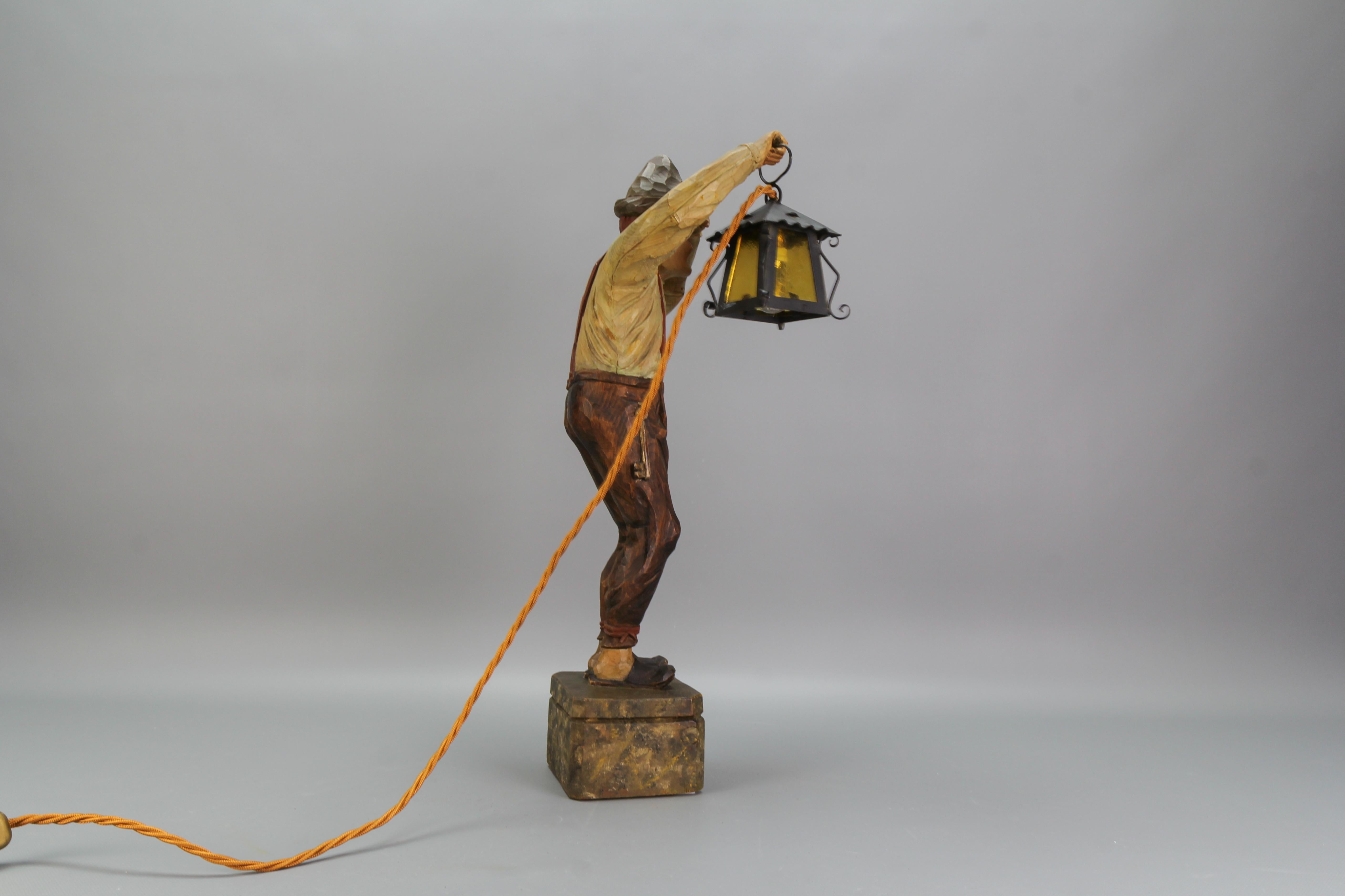 Große handgeschnitzte Holzlampenskulptur eines Mannes mit einer Laterne aus Holz, Deutschland, 1930er Jahre (Mitte des 20. Jahrhunderts) im Angebot
