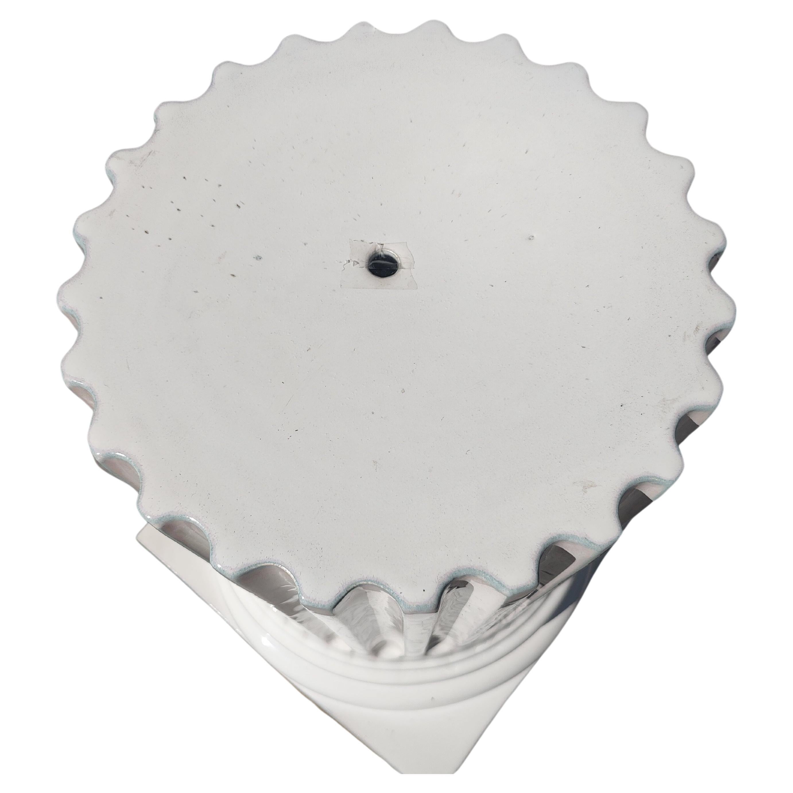 Großes, handgefertigtes, 2teiliges, weiß glasiertes Terrakotta-Pflanzgefäß mit Sockel aus Terrakotta (Klassisch-römisch) im Angebot
