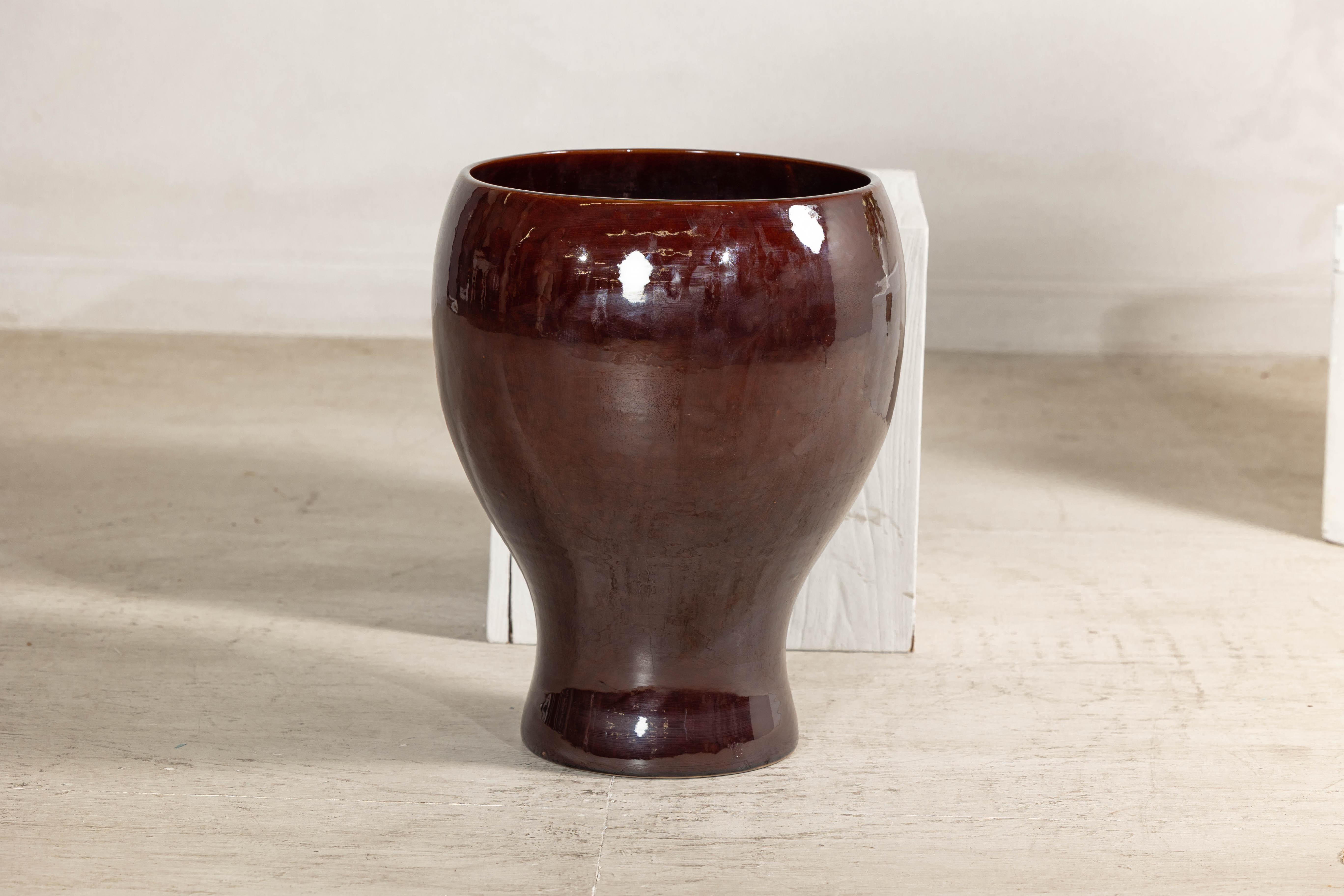 Grande vaso artigianale in ceramica con smalto marrone rossastro in vendita 4