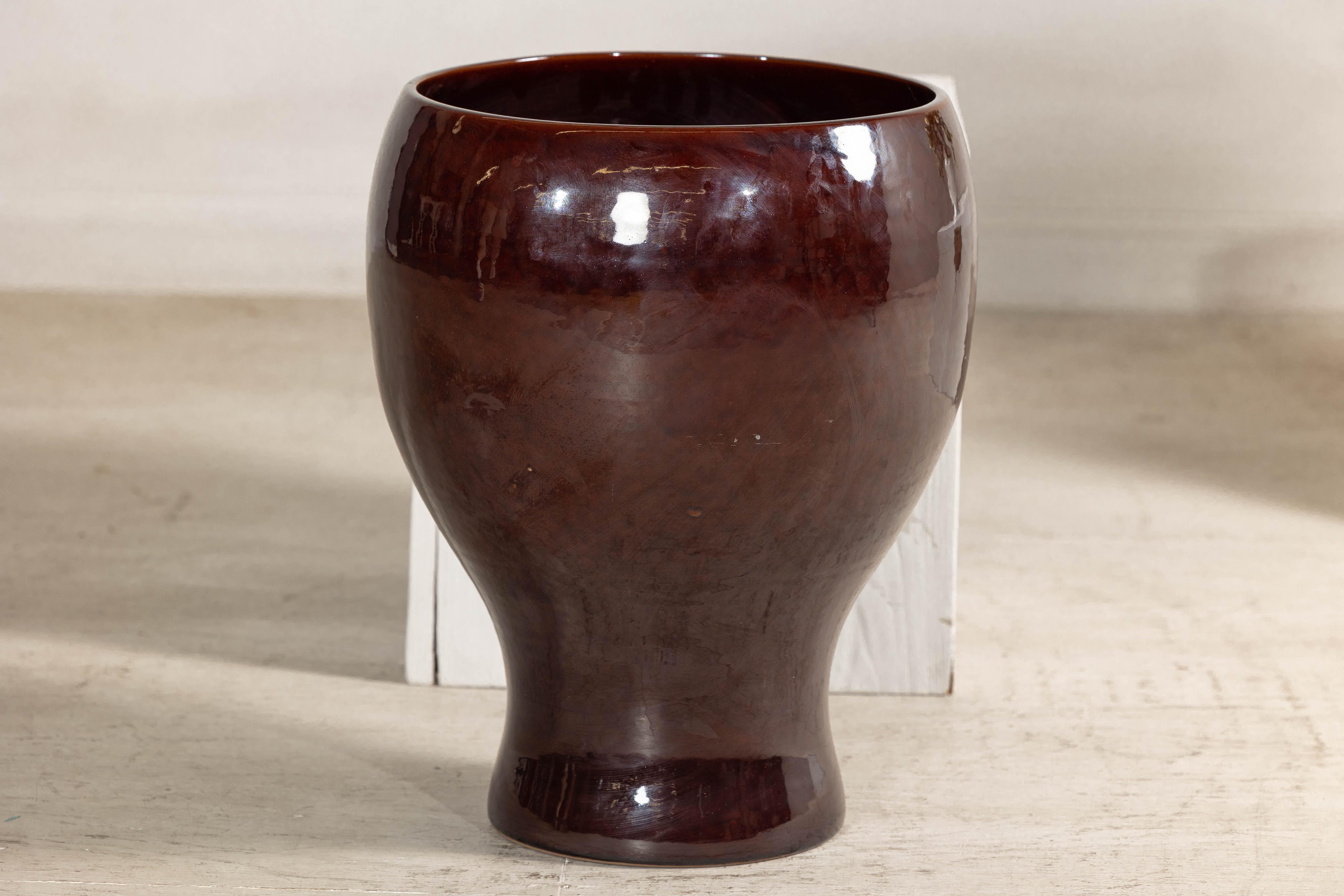 Grande vaso artigianale in ceramica con smalto marrone rossastro in vendita 5