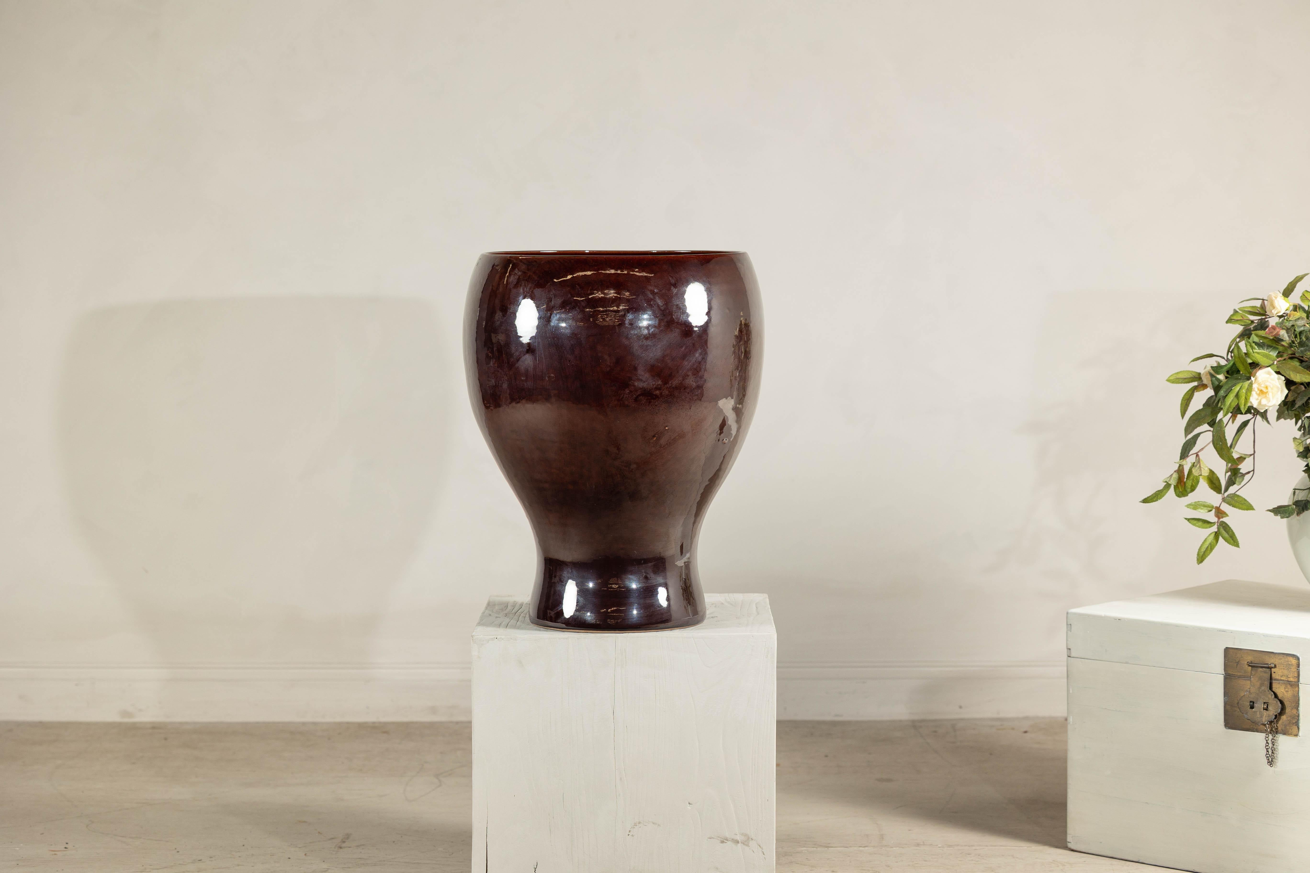 Grande vaso artigianale in ceramica con smalto marrone rossastro in vendita 7