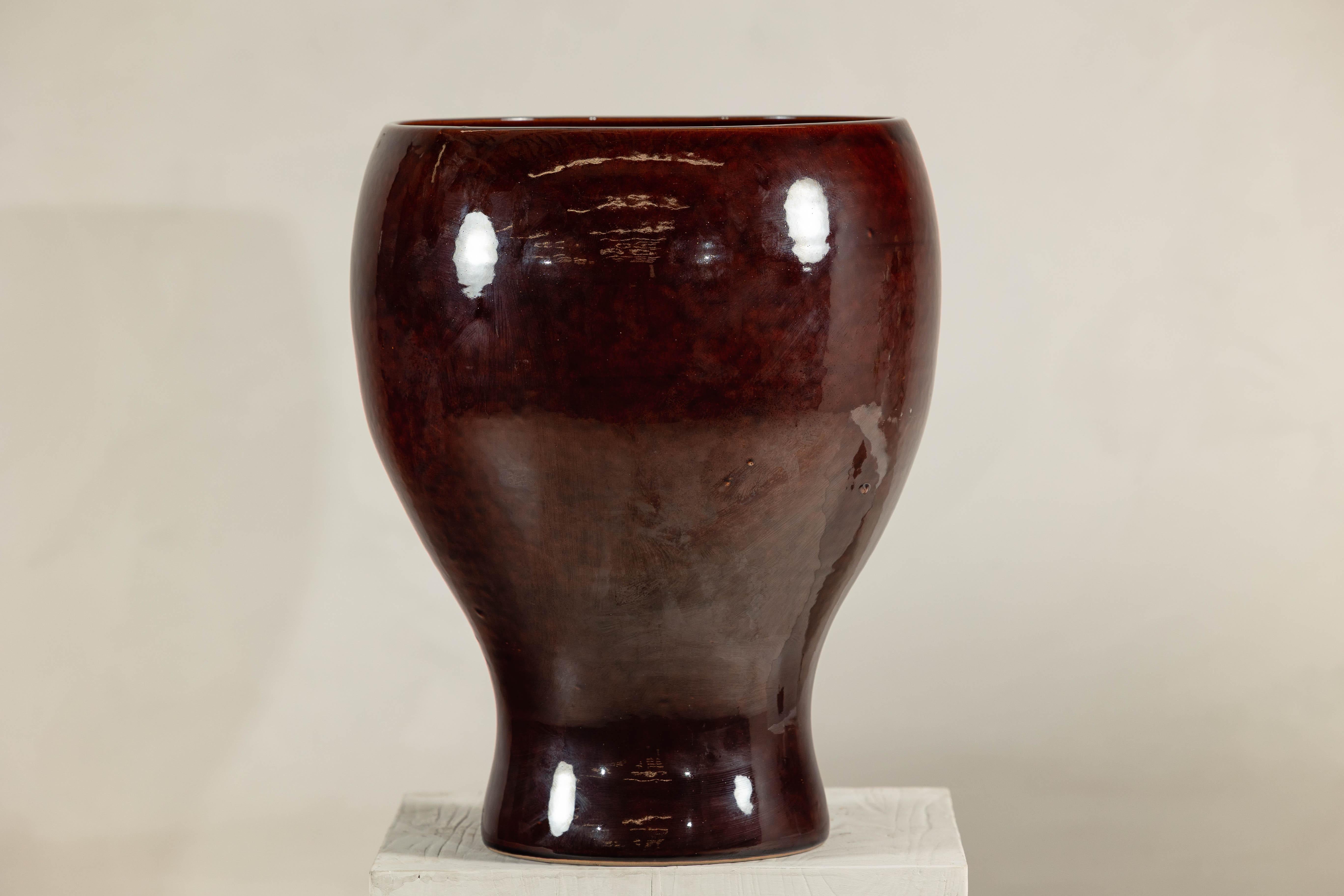 Smaltato Grande vaso artigianale in ceramica con smalto marrone rossastro in vendita