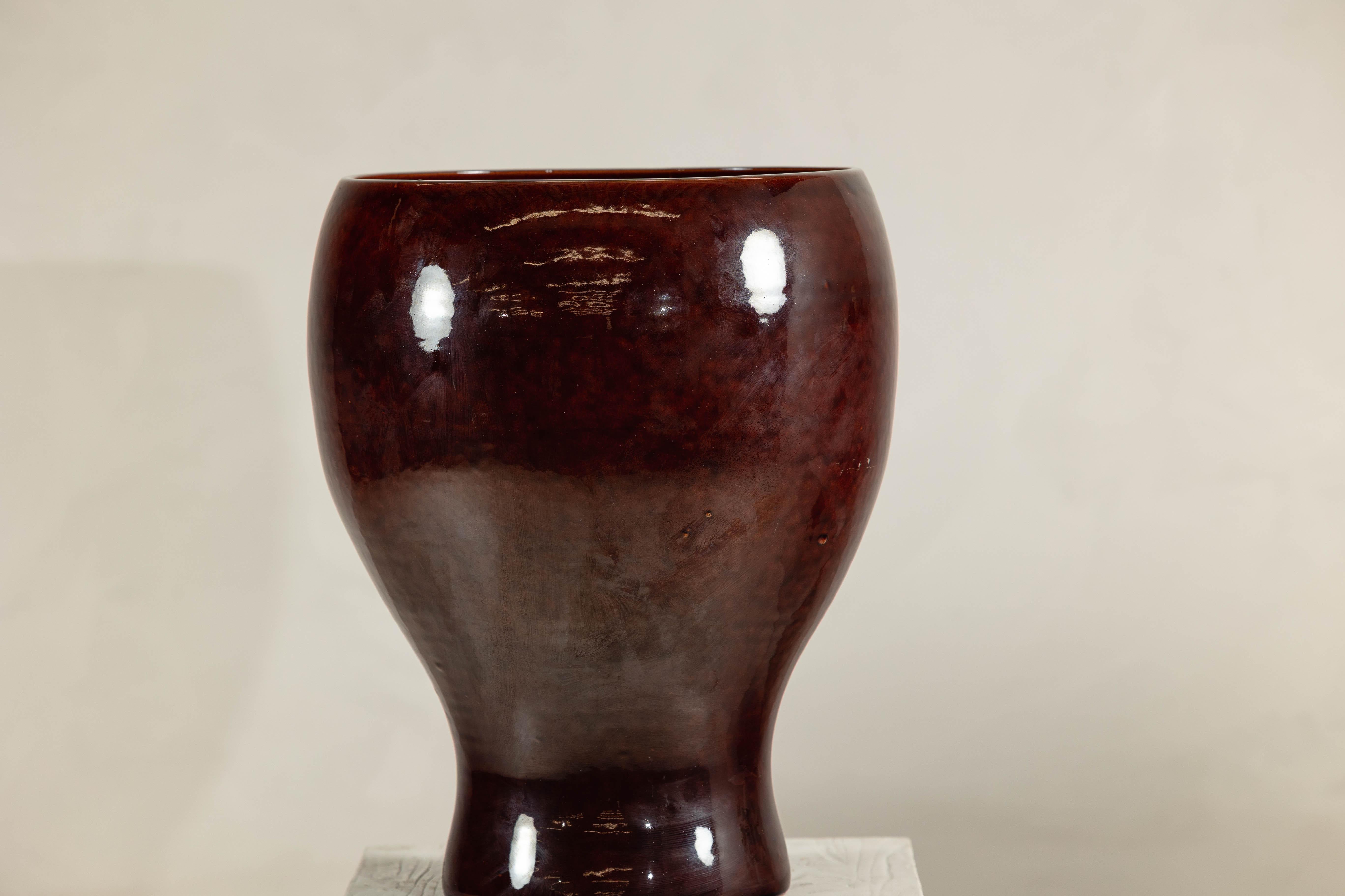 Grande vaso artigianale in ceramica con smalto marrone rossastro In condizioni buone in vendita a Yonkers, NY