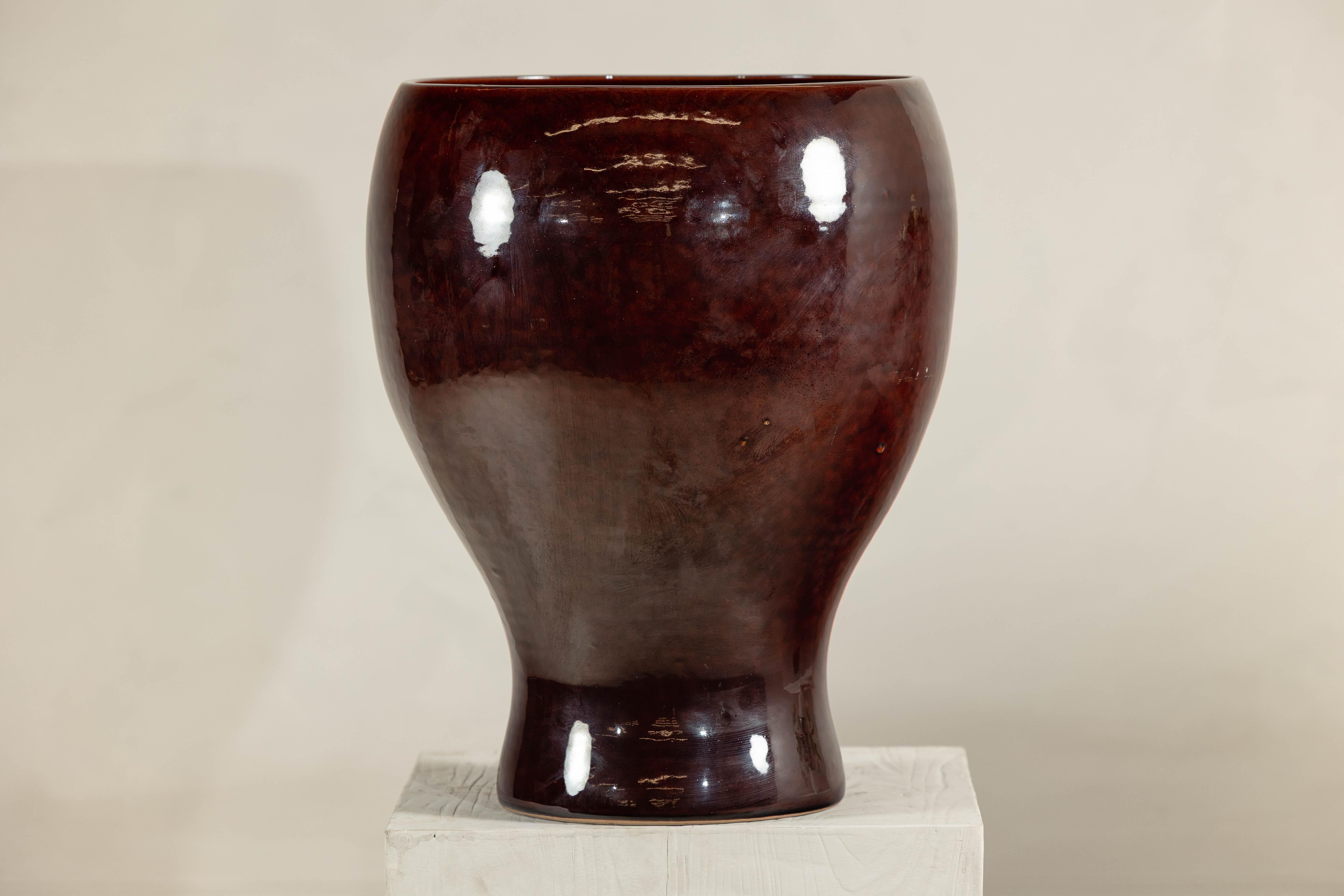 XX secolo Grande vaso artigianale in ceramica con smalto marrone rossastro in vendita