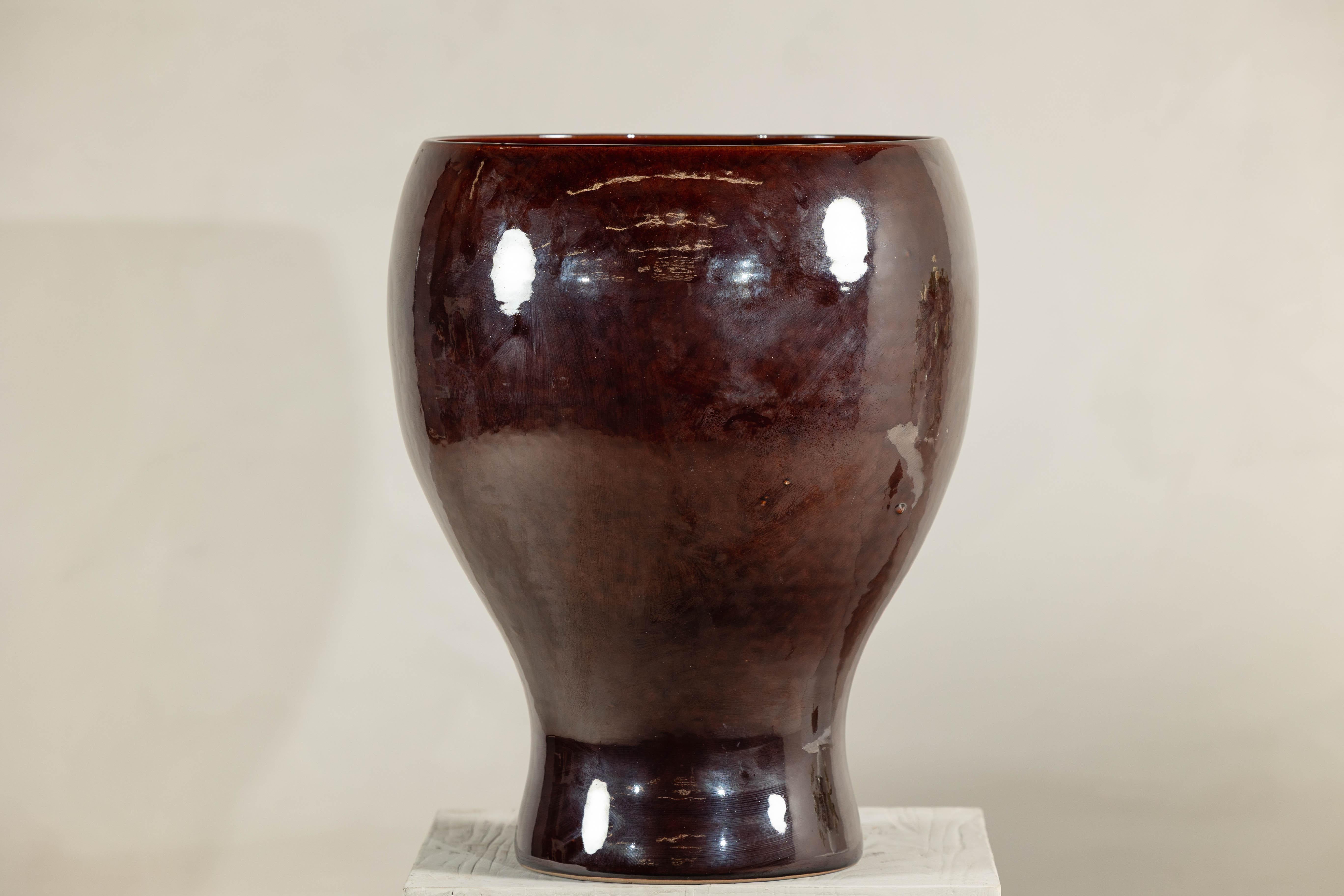Ceramica Grande vaso artigianale in ceramica con smalto marrone rossastro in vendita