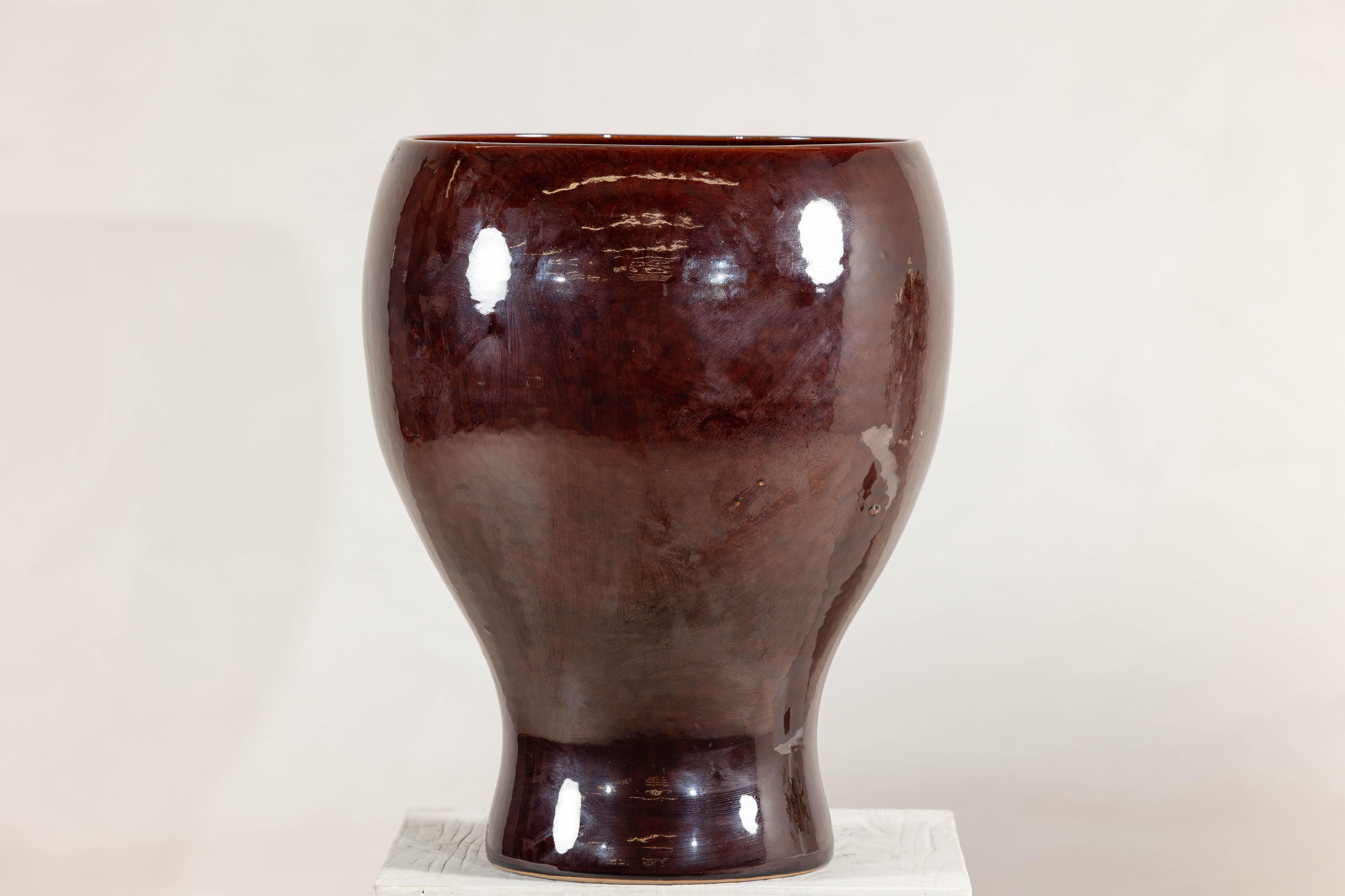 Grande vaso artigianale in ceramica con smalto marrone rossastro in vendita 1