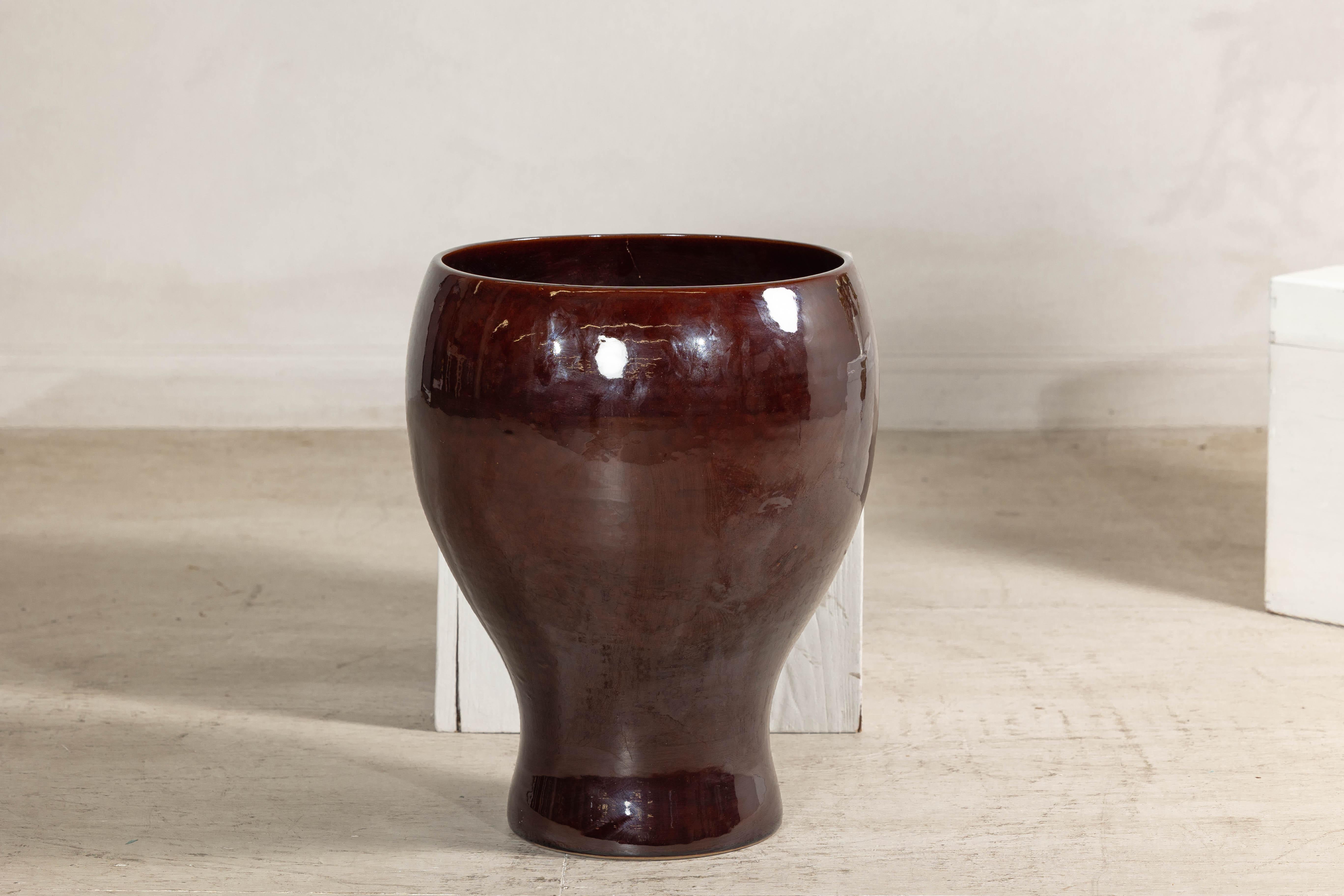 Grande vaso artigianale in ceramica con smalto marrone rossastro in vendita 2