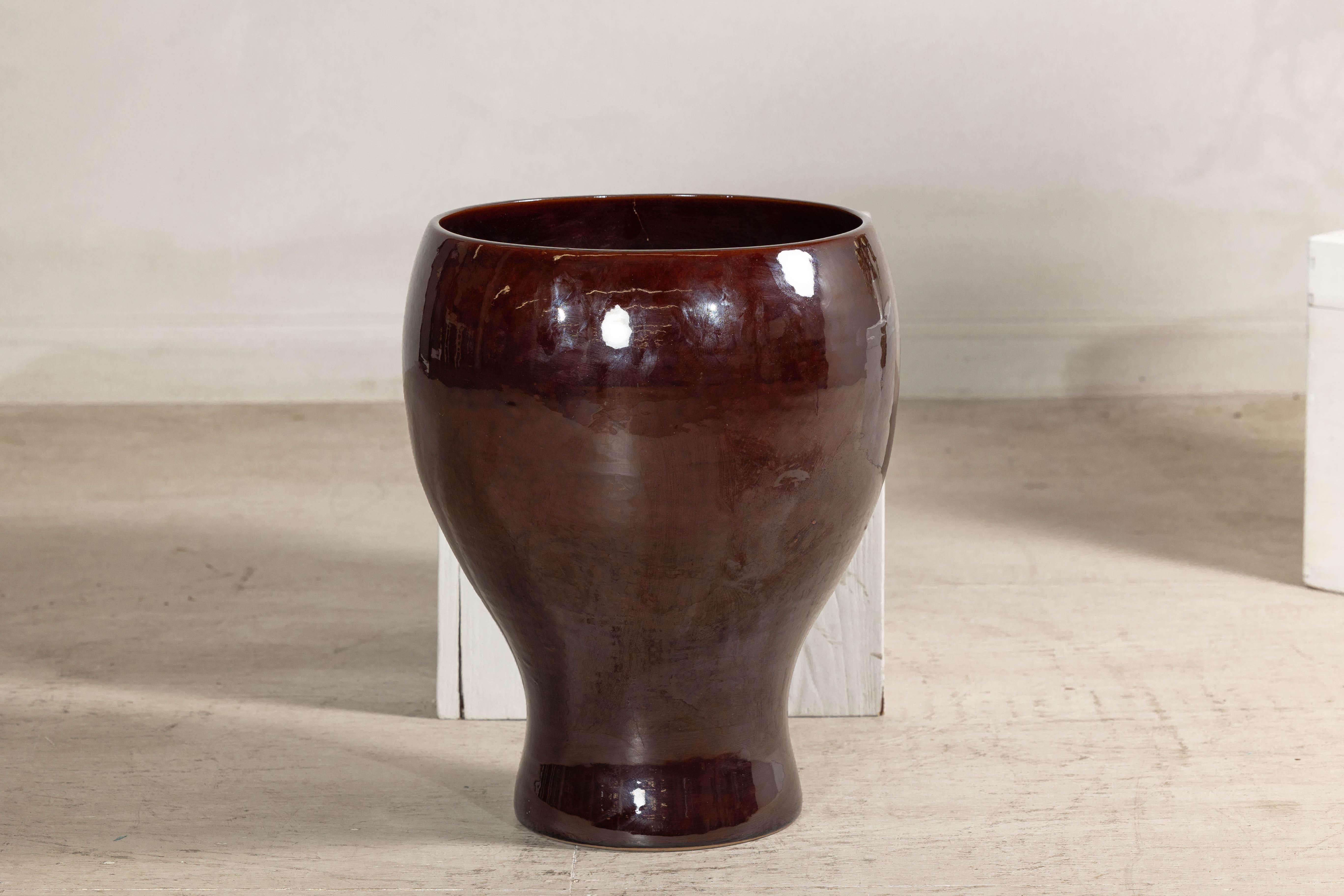 Grande vaso artigianale in ceramica con smalto marrone rossastro in vendita 3