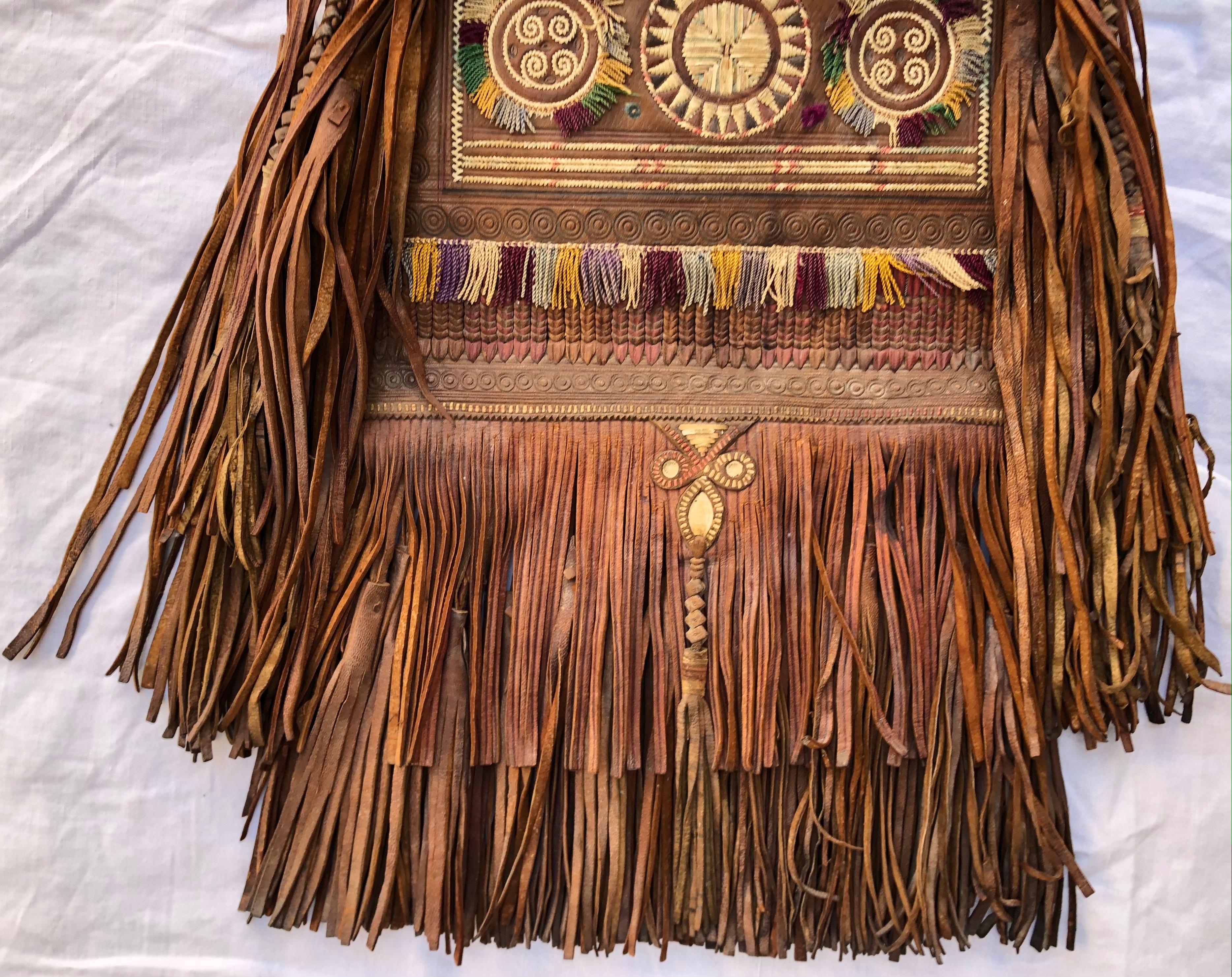 Große handgefertigte Sahara-Tasche aus Leder mit Stammesmotiven aus Tuareg Berber (Marokkanisch) im Angebot
