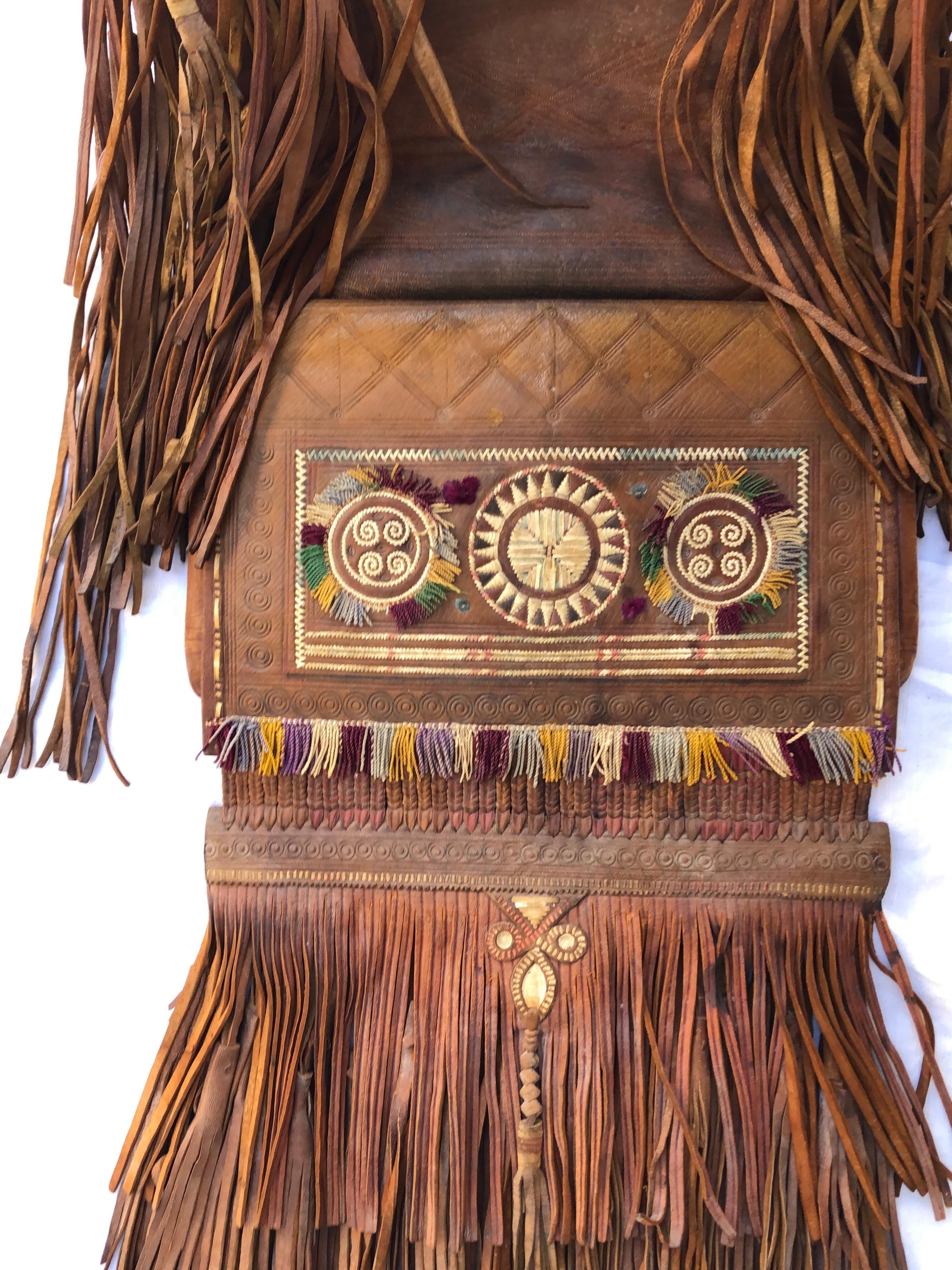 Große handgefertigte Sahara-Tasche aus Leder mit Stammesmotiven aus Tuareg Berber (Pflanzlich gefärbt) im Angebot