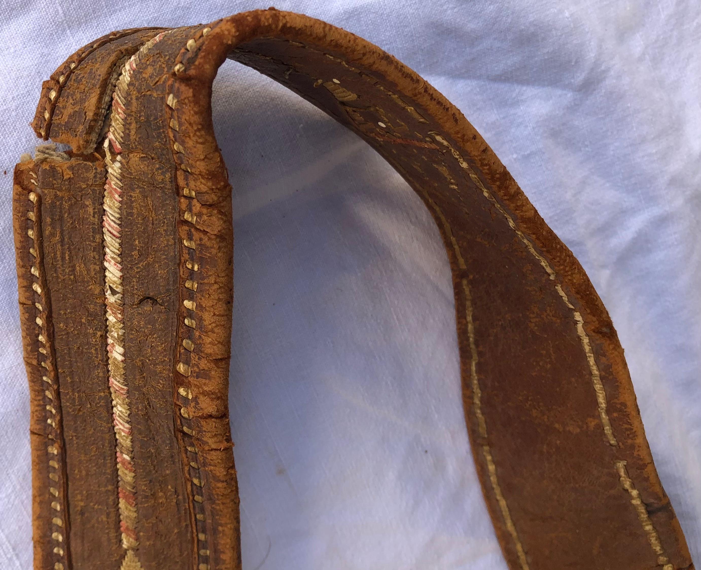 Grand sac berbère Sahara en cuir tribal Tuareg, fabriqué à la main Bon état - En vente à Miami, FL