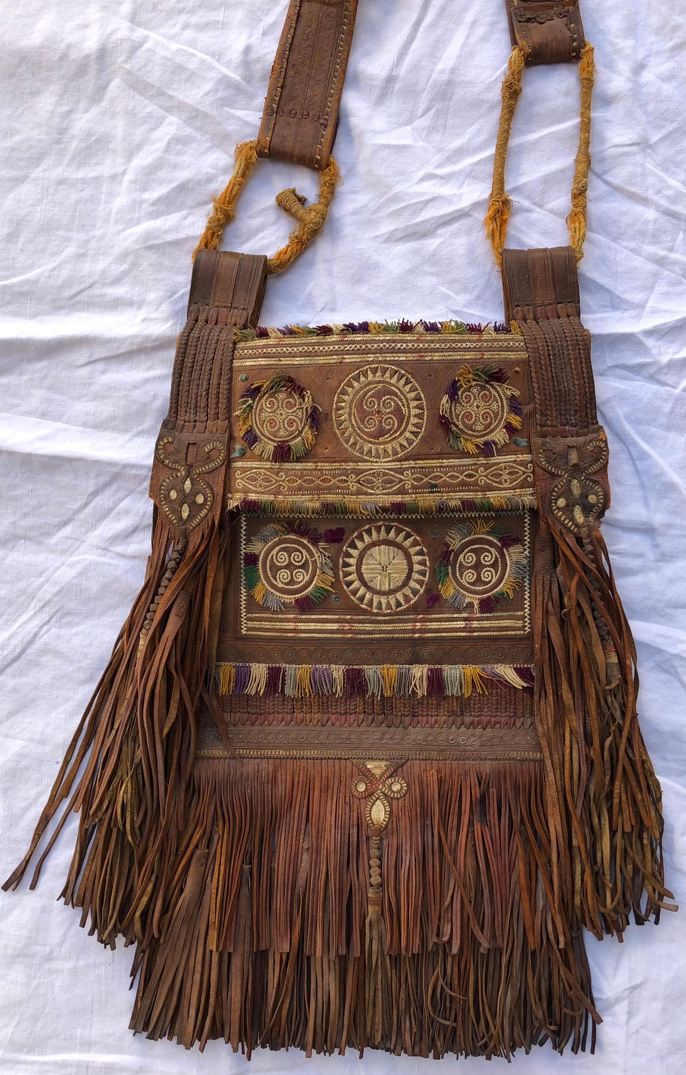 Große handgefertigte Sahara-Tasche aus Leder mit Stammesmotiven aus Tuareg Berber (20. Jahrhundert) im Angebot