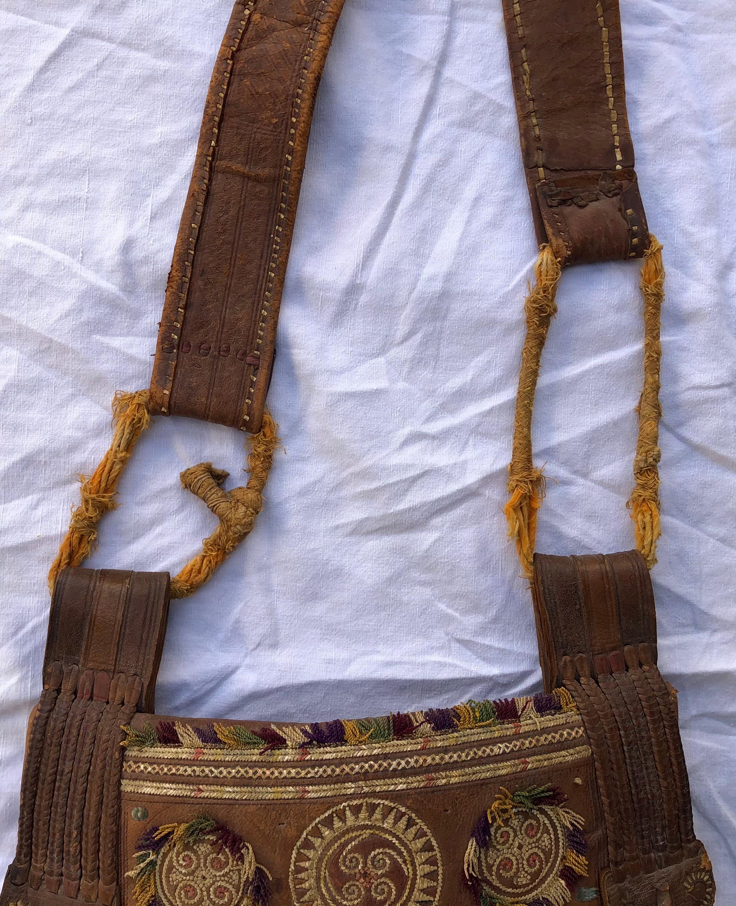 Große handgefertigte Sahara-Tasche aus Leder mit Stammesmotiven aus Tuareg Berber im Angebot 1