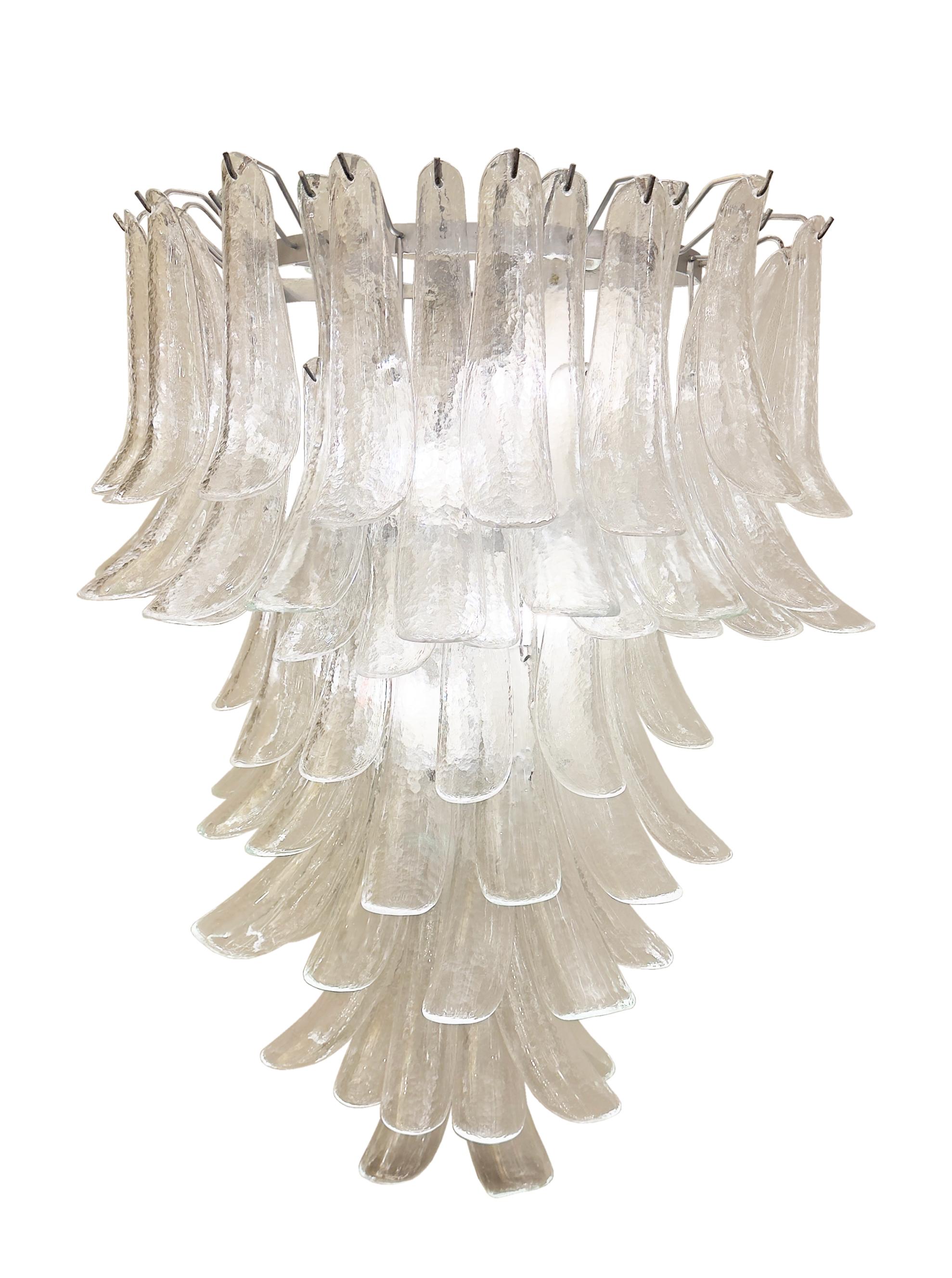 Sculpturale et lumineuse, cette étonnante paire de grandes appliques de Murano met en valeur l'art exquis de la verrerie vénitienne. Chaque applique est fabriquée à la main à partir de pétales de verre clair de Murano, soufflés individuellement et