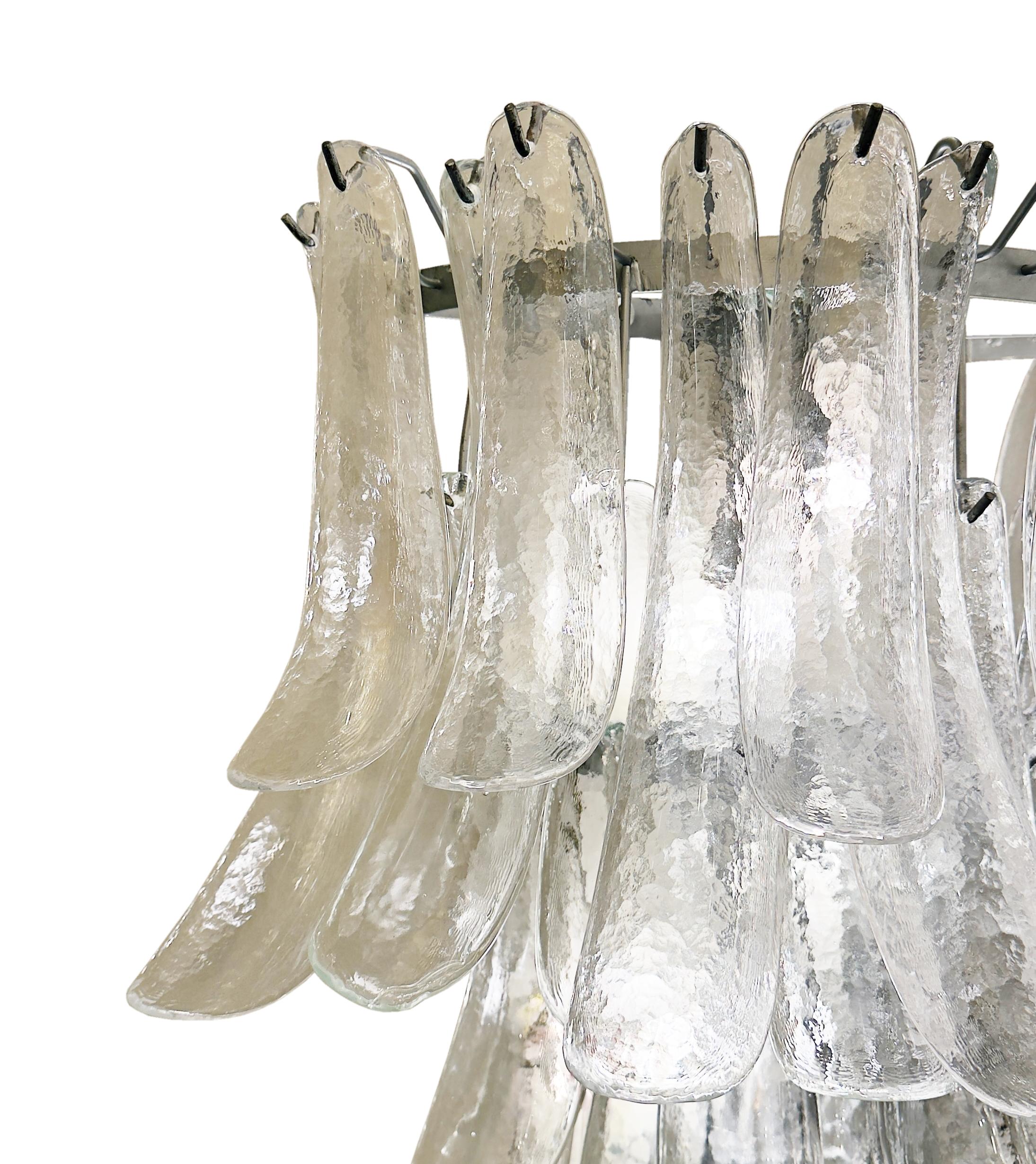 Milieu du XXe siècle Grande paire d'appliques à pétales en cascade en verre clair de Murano, fabriquées à la main en vente