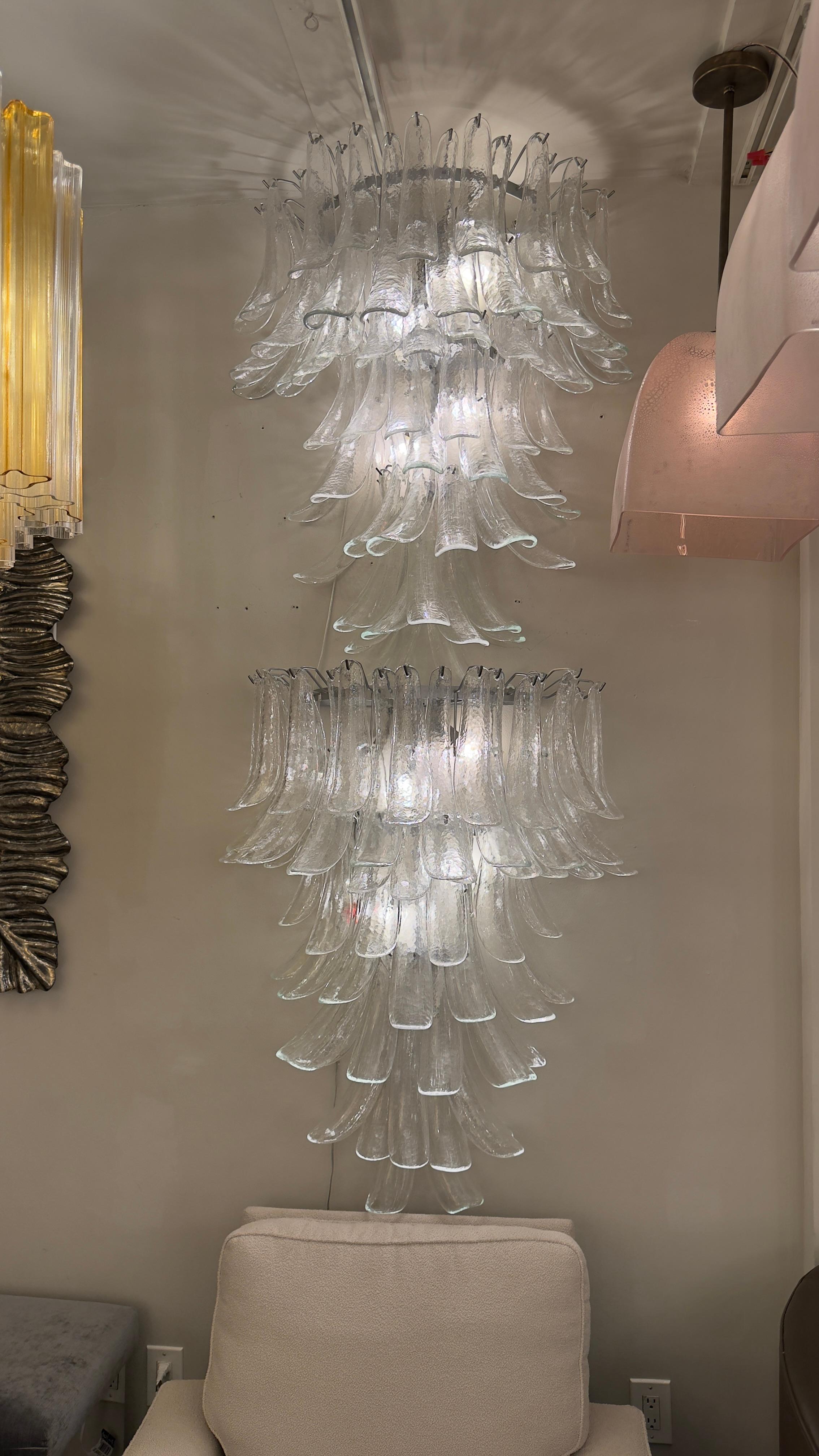 Verre brun Grande paire d'appliques à pétales en cascade en verre clair de Murano, fabriquées à la main en vente