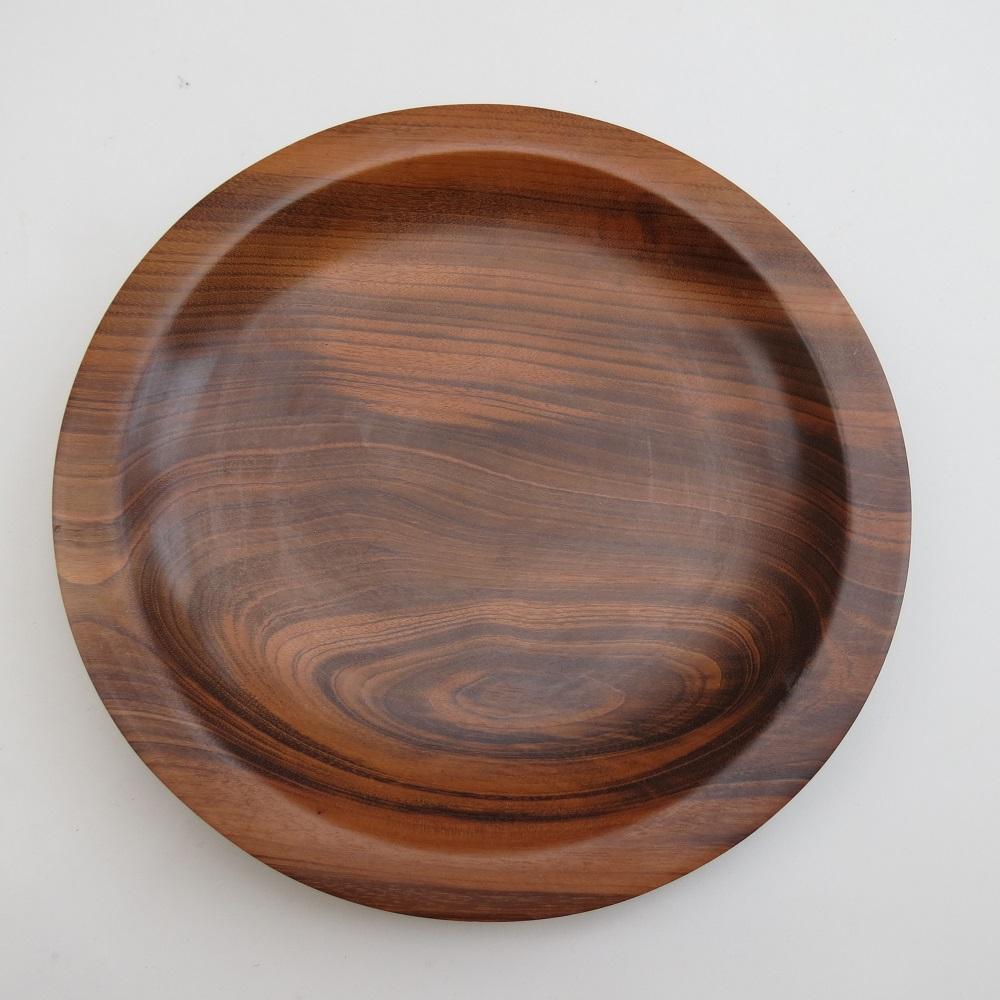 Wonderful large hand crafted wooden bowl, made from solid Goncala Alves, very nice grain and colour. Hand produced in the 1990s.

30cm diameter 3.5cm tall 
ST1399.
 