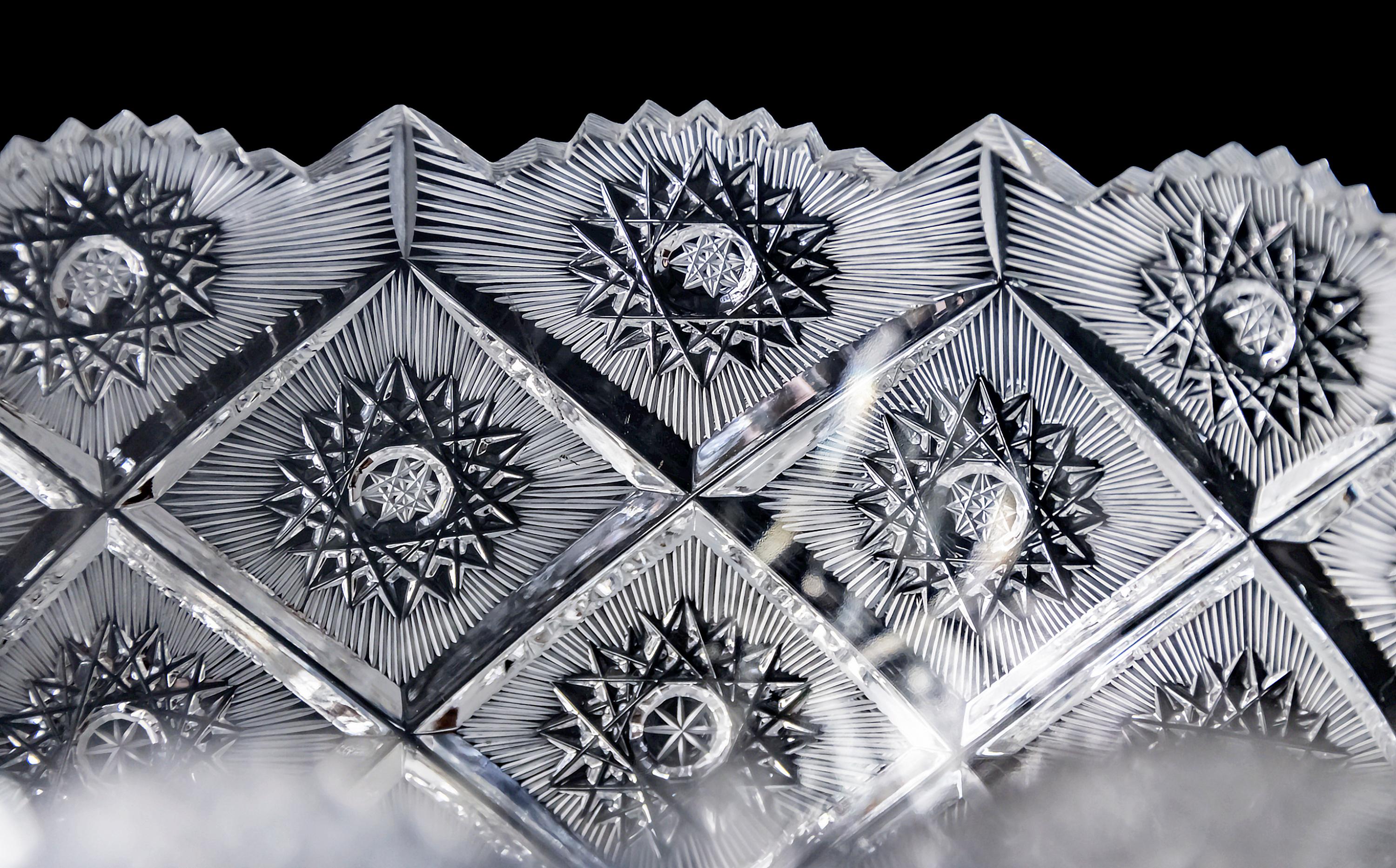 Große handgeschliffene Kristallvase als Tafelaufsatz (Moderne der Mitte des Jahrhunderts) im Angebot