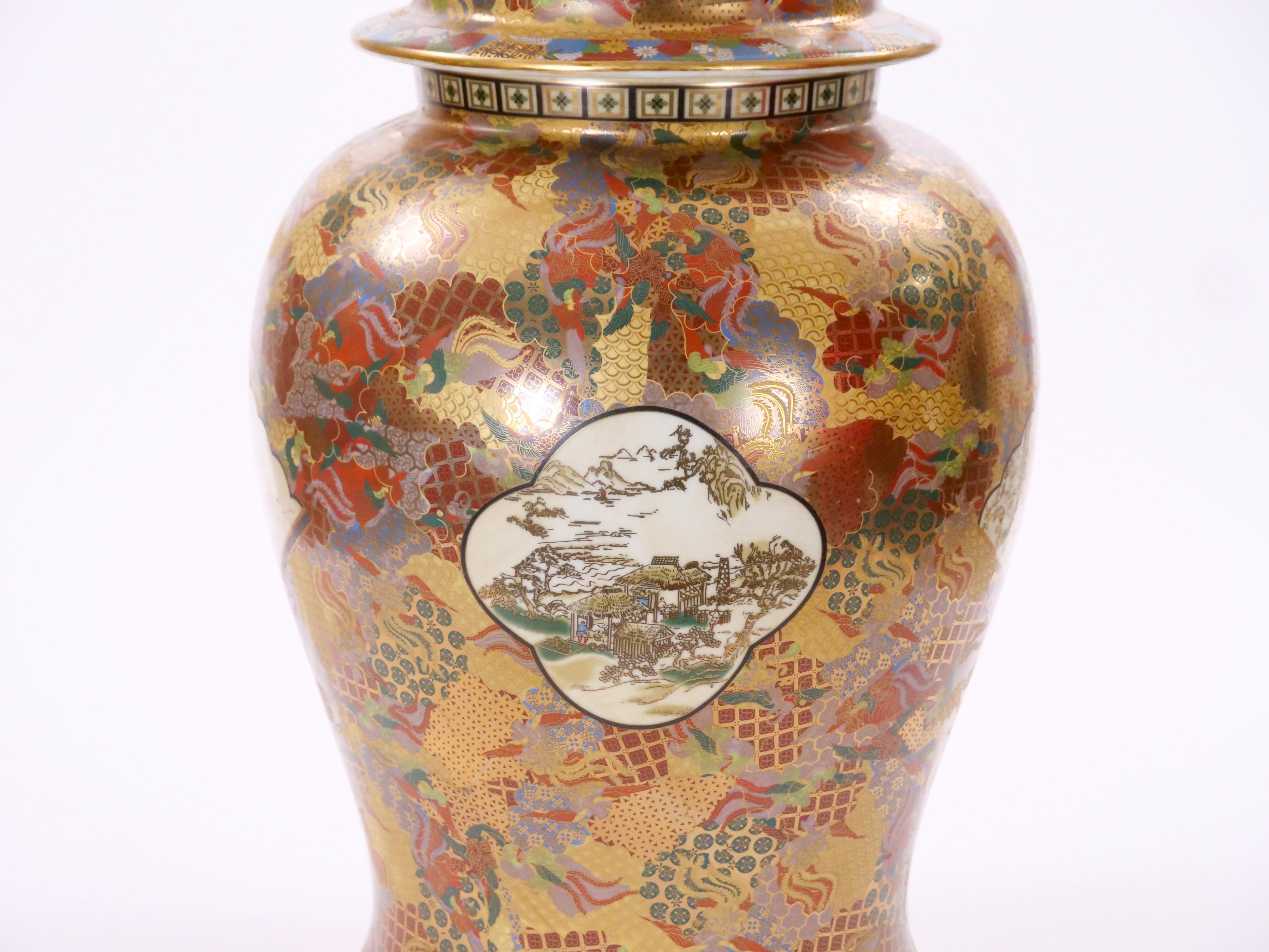 Gran urna decorada a mano Meiji Satsuma cubierta con perro Foo en venta 3