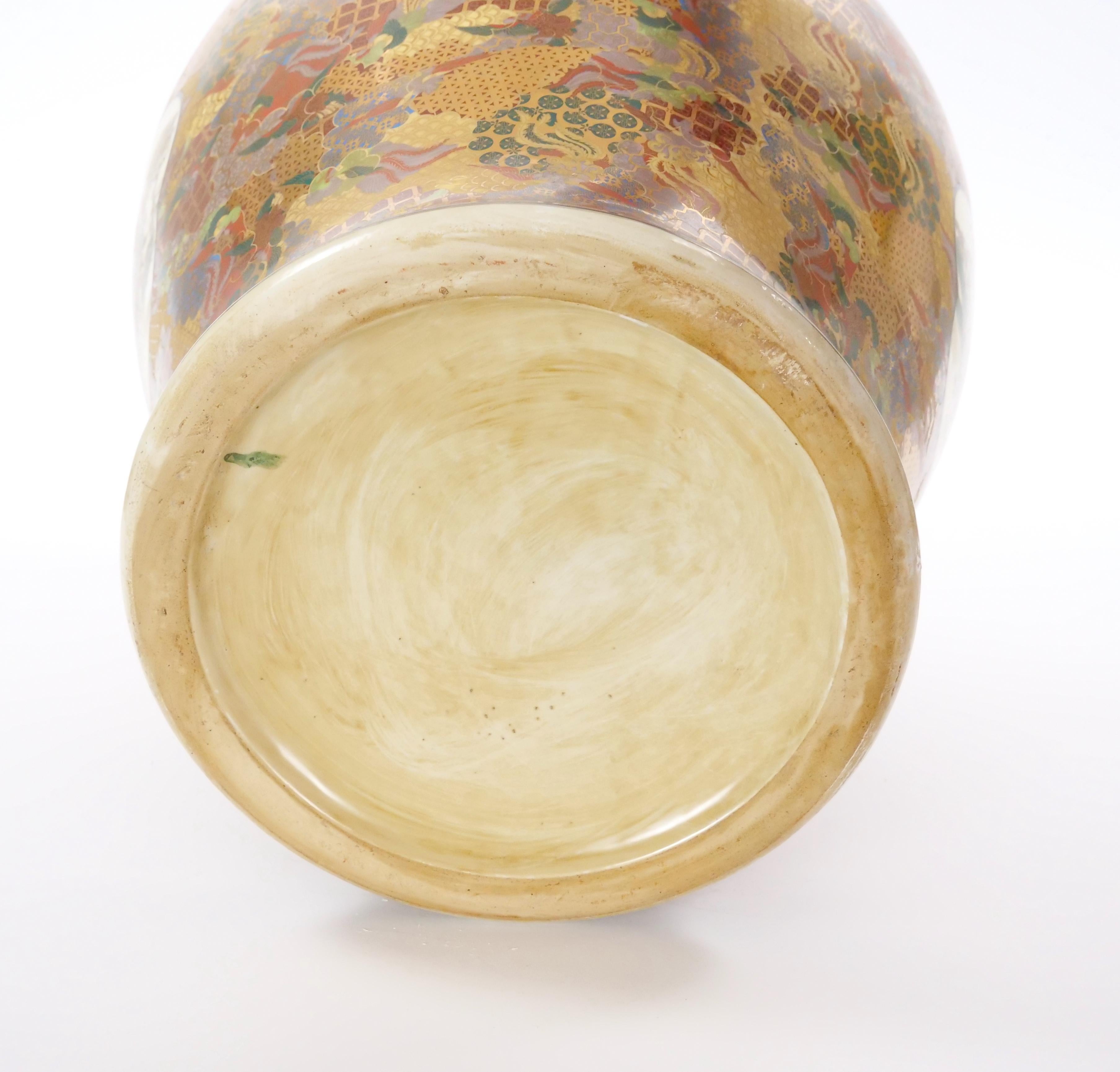 Gran urna decorada a mano Meiji Satsuma cubierta con perro Foo en venta 5