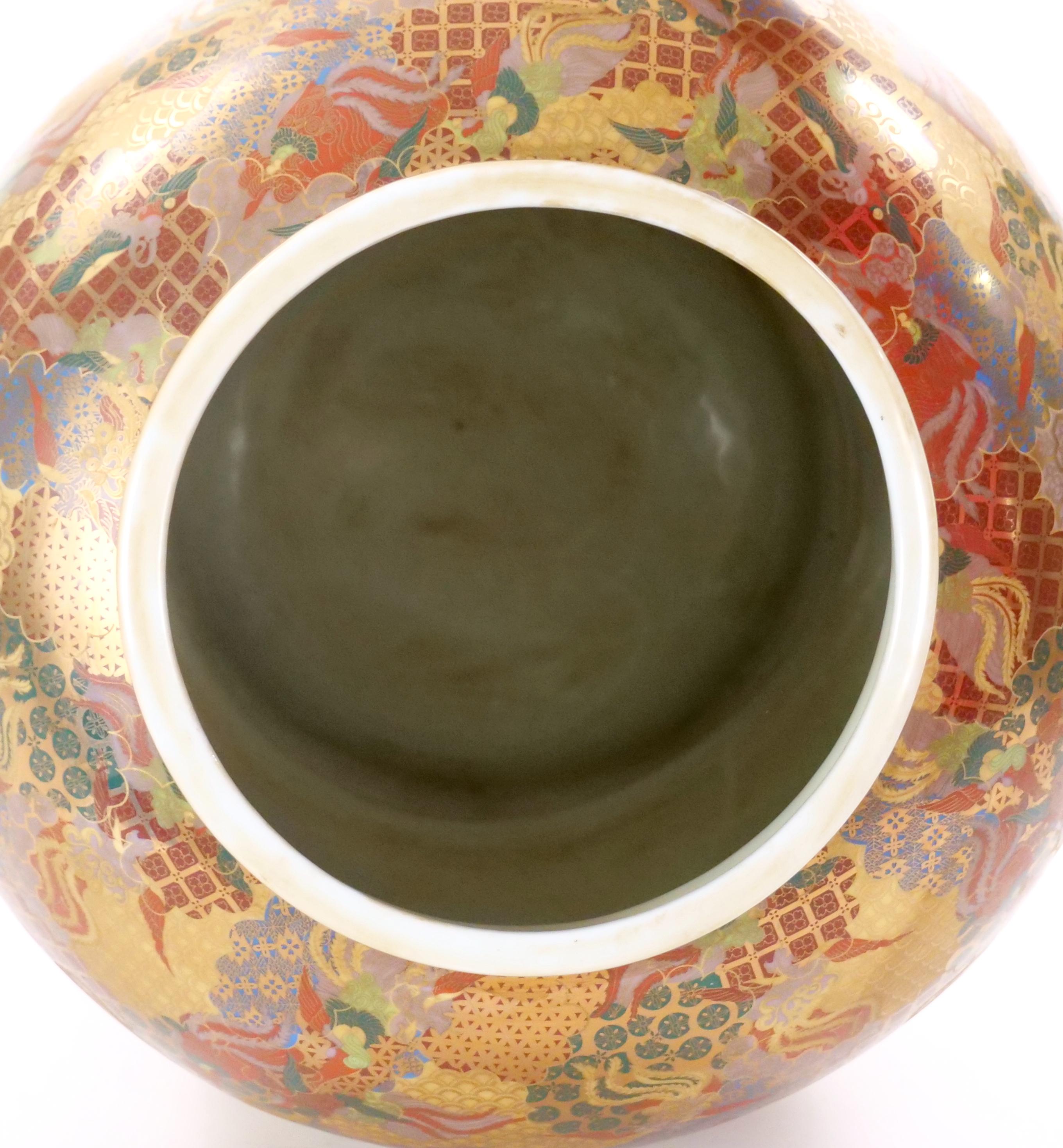 Gran urna decorada a mano Meiji Satsuma cubierta con perro Foo en venta 6