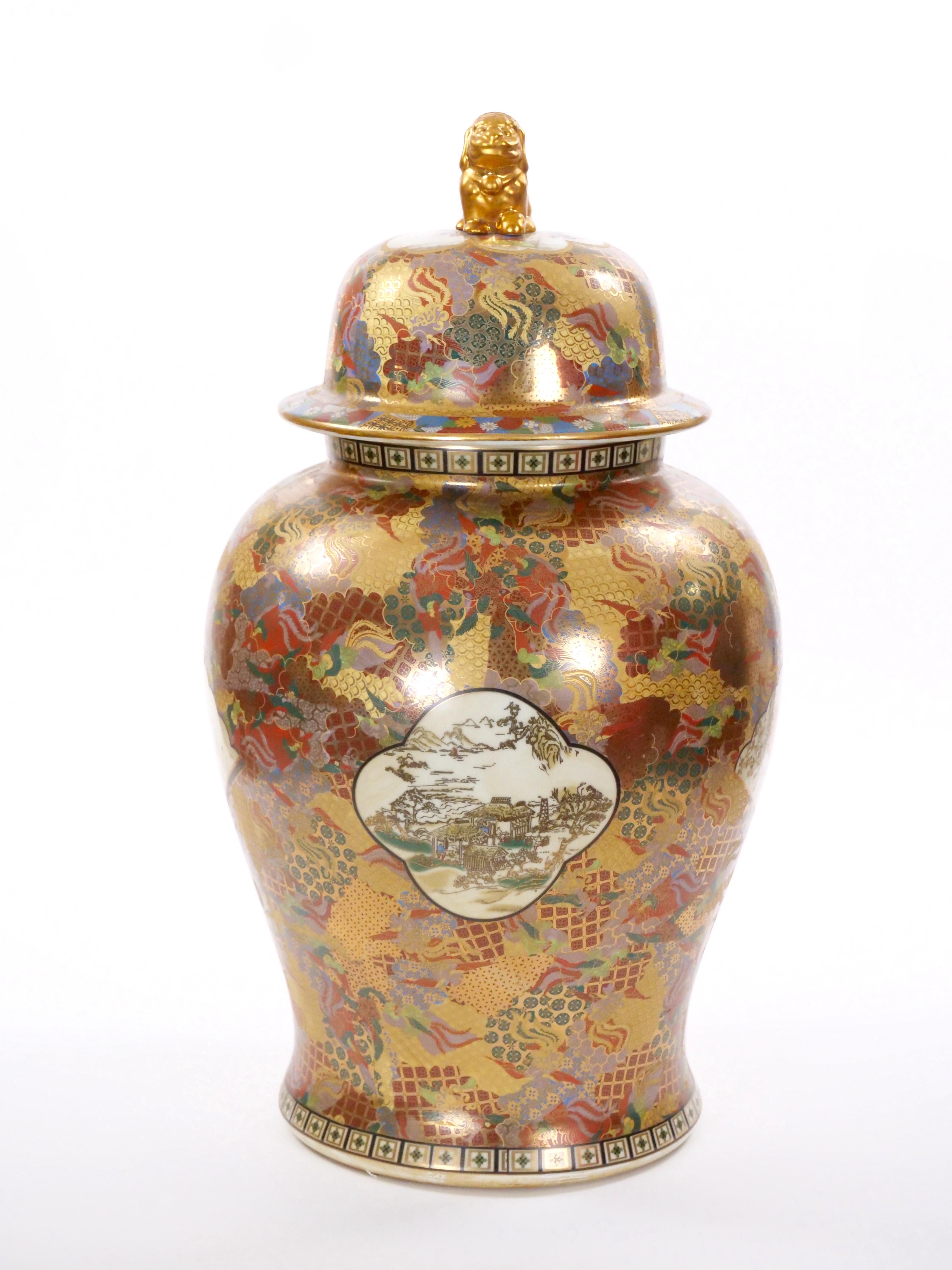 Gran urna decorada a mano Meiji Satsuma cubierta con perro Foo Asiático en venta