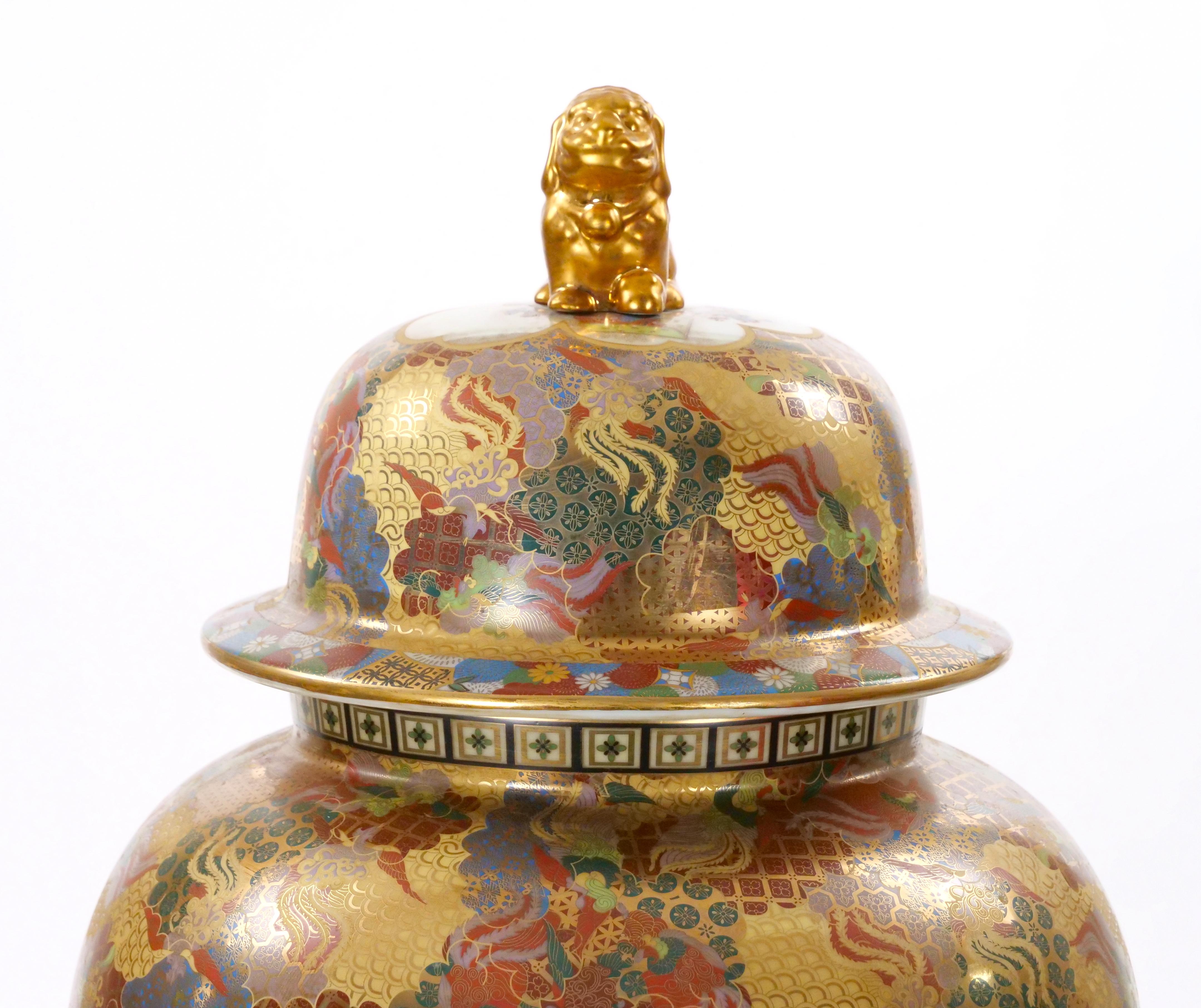 Gran urna decorada a mano Meiji Satsuma cubierta con perro Foo Dorado en venta