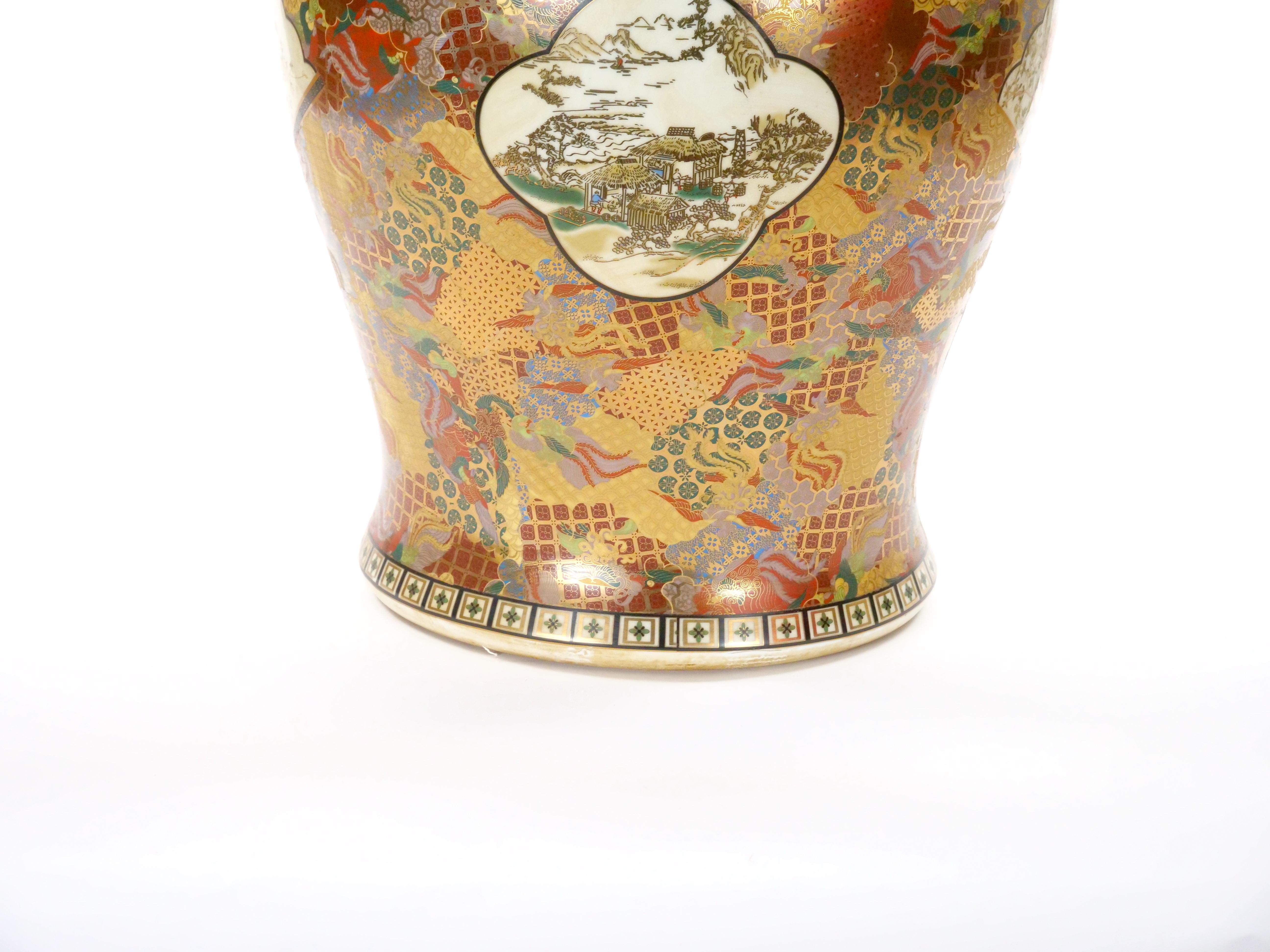Gran urna decorada a mano Meiji Satsuma cubierta con perro Foo siglo XX en venta