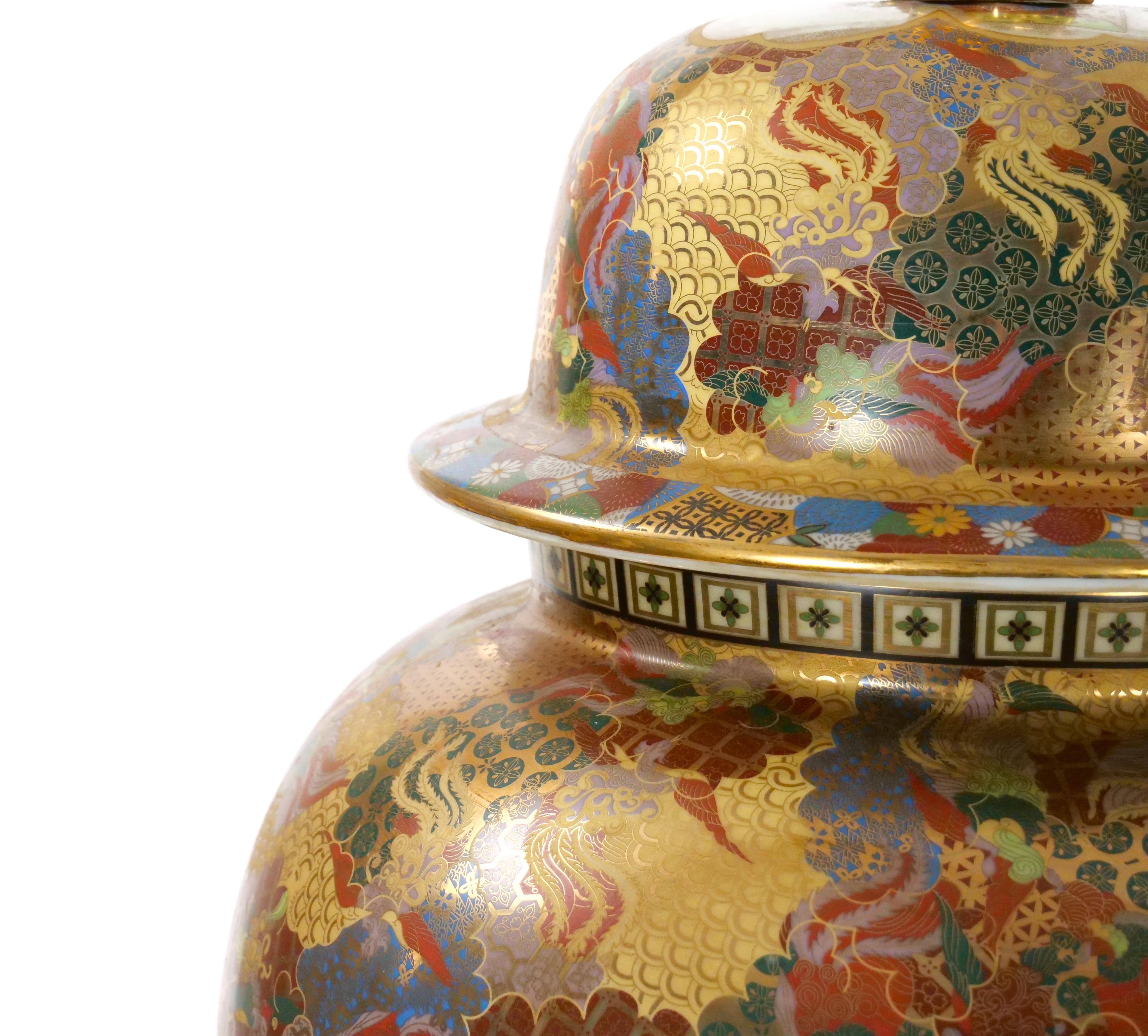 Gran urna decorada a mano Meiji Satsuma cubierta con perro Foo Porcelana en venta